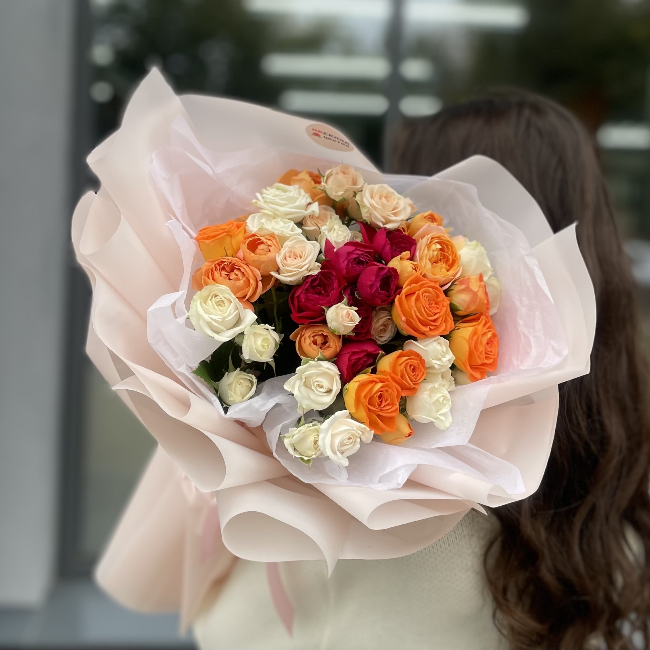 Букет из 15 ярких кустовых пионовидных роз