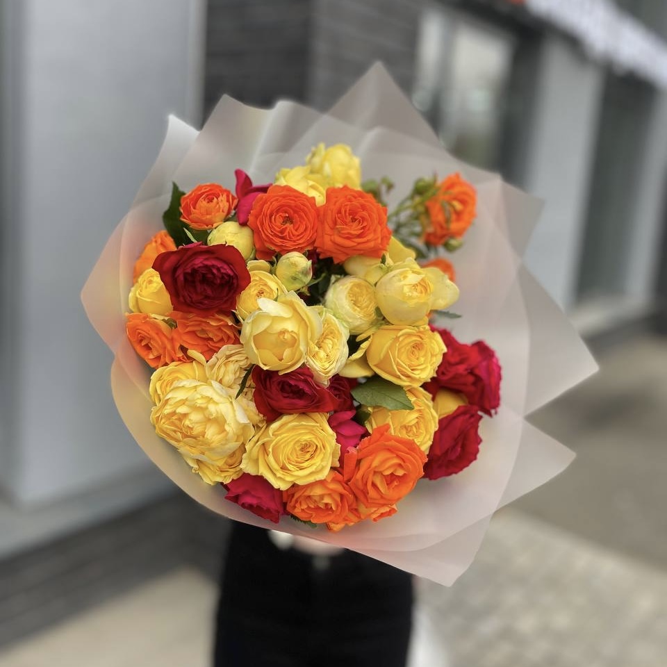 Яркий микс из разноцветных кустовых роз M
