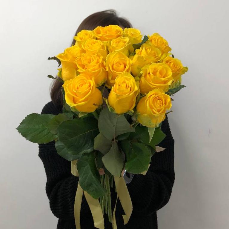 15 лимонных роз 50/60 см под ленту