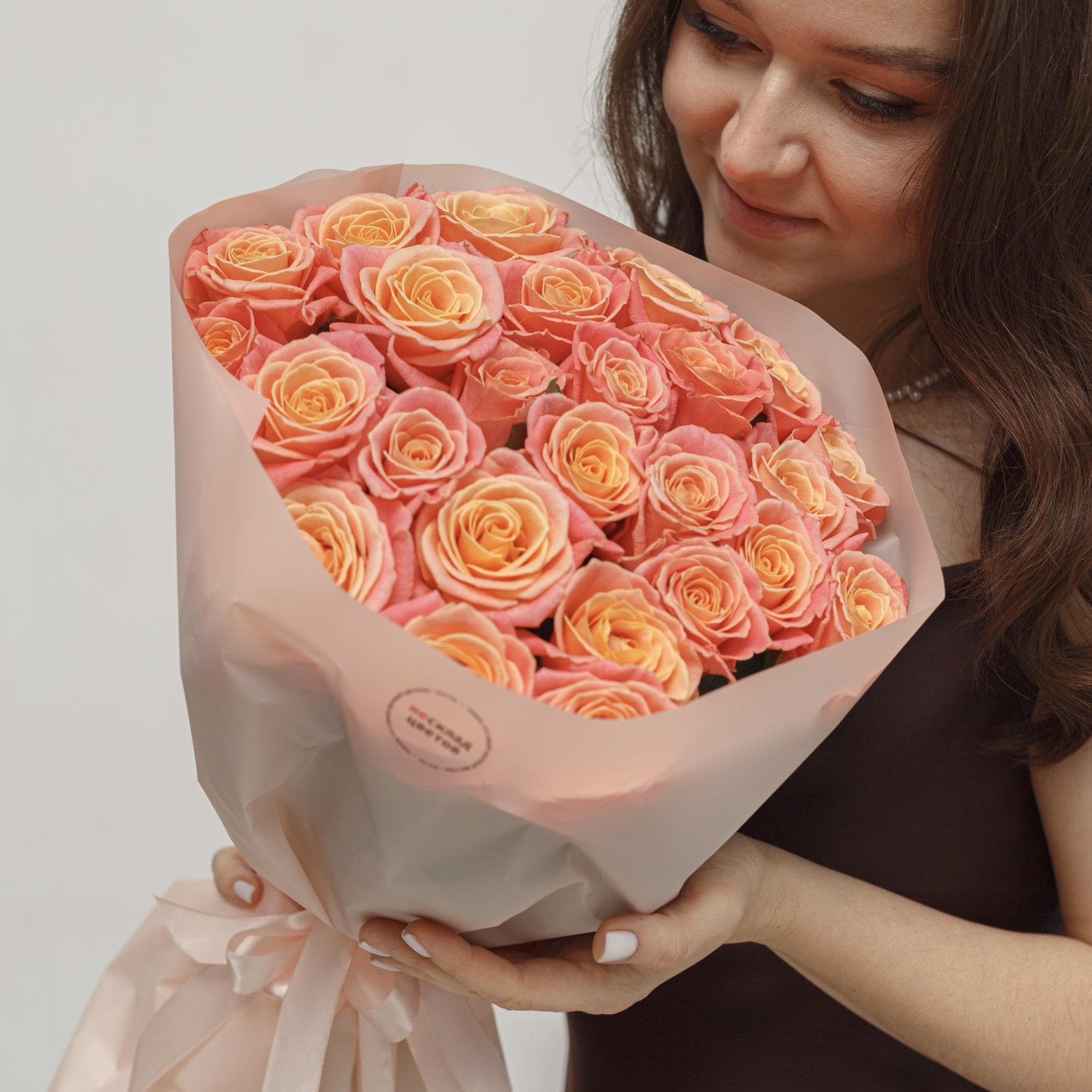 Букет из 25 коралловых роз 50/60 см