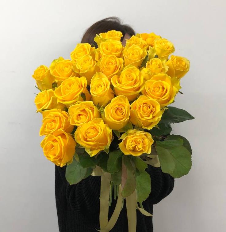 25 лимонных роз 50/60 см под ленту