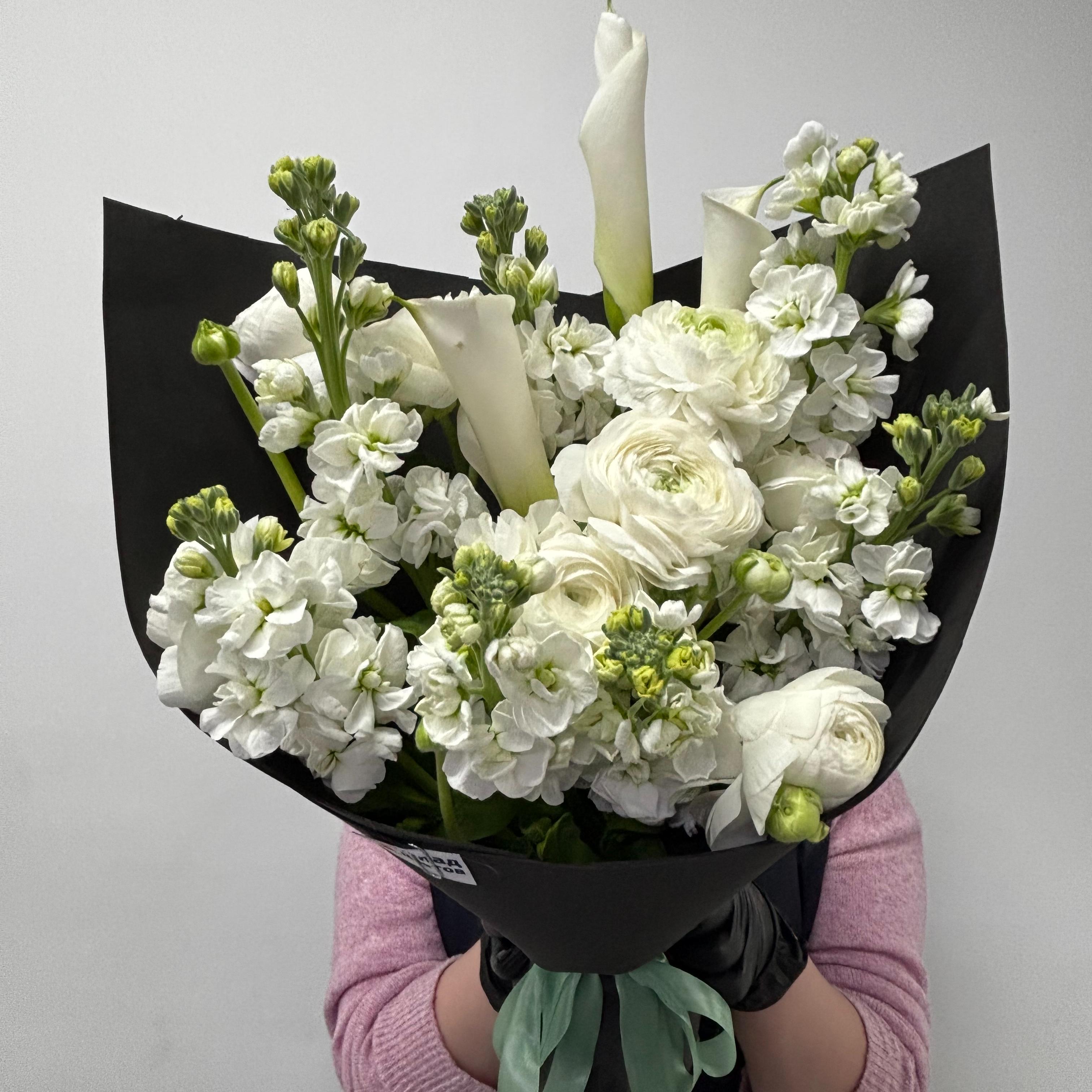 Букет "Тайна белого на черном"