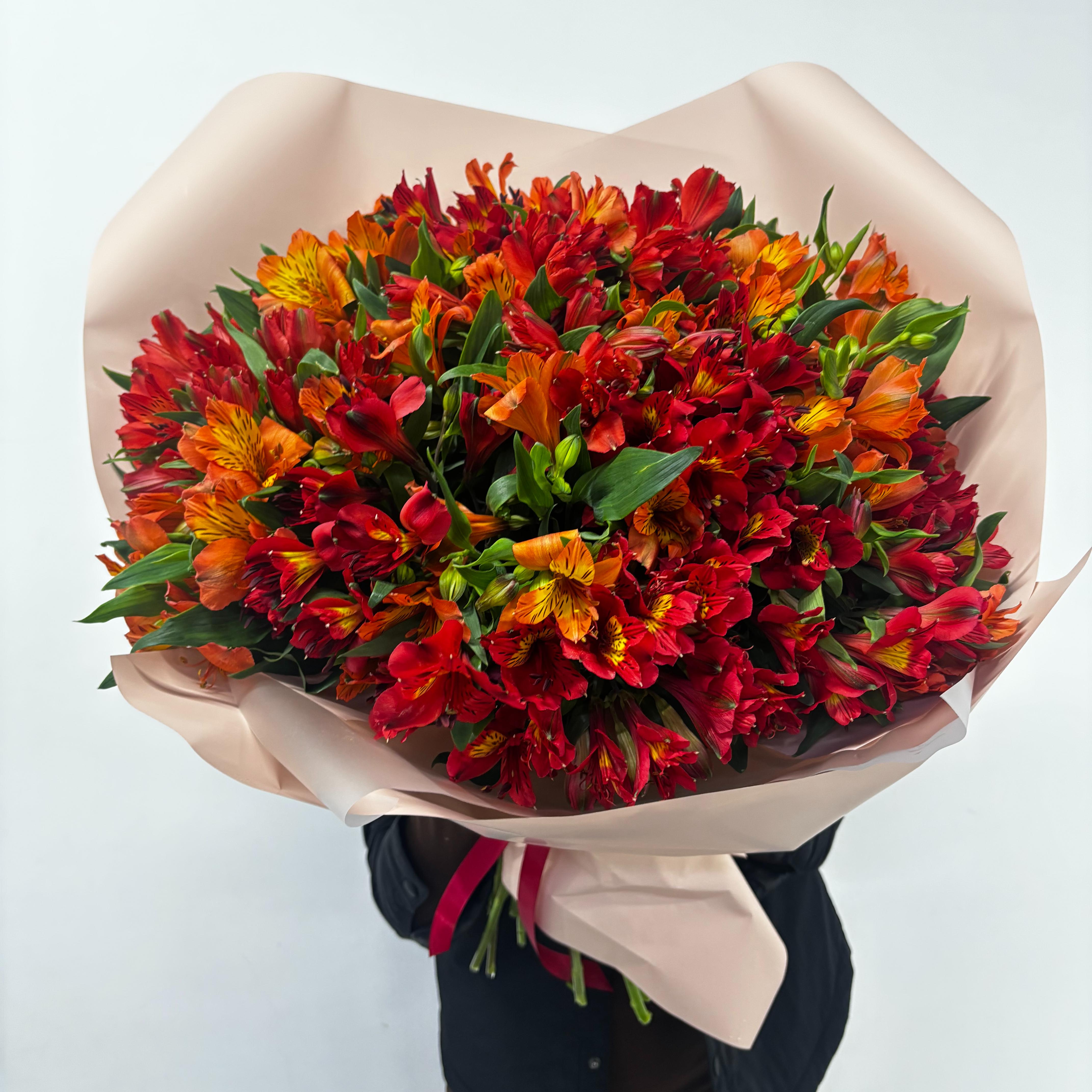 Букет "25 красных и оранжевых альстромерий"