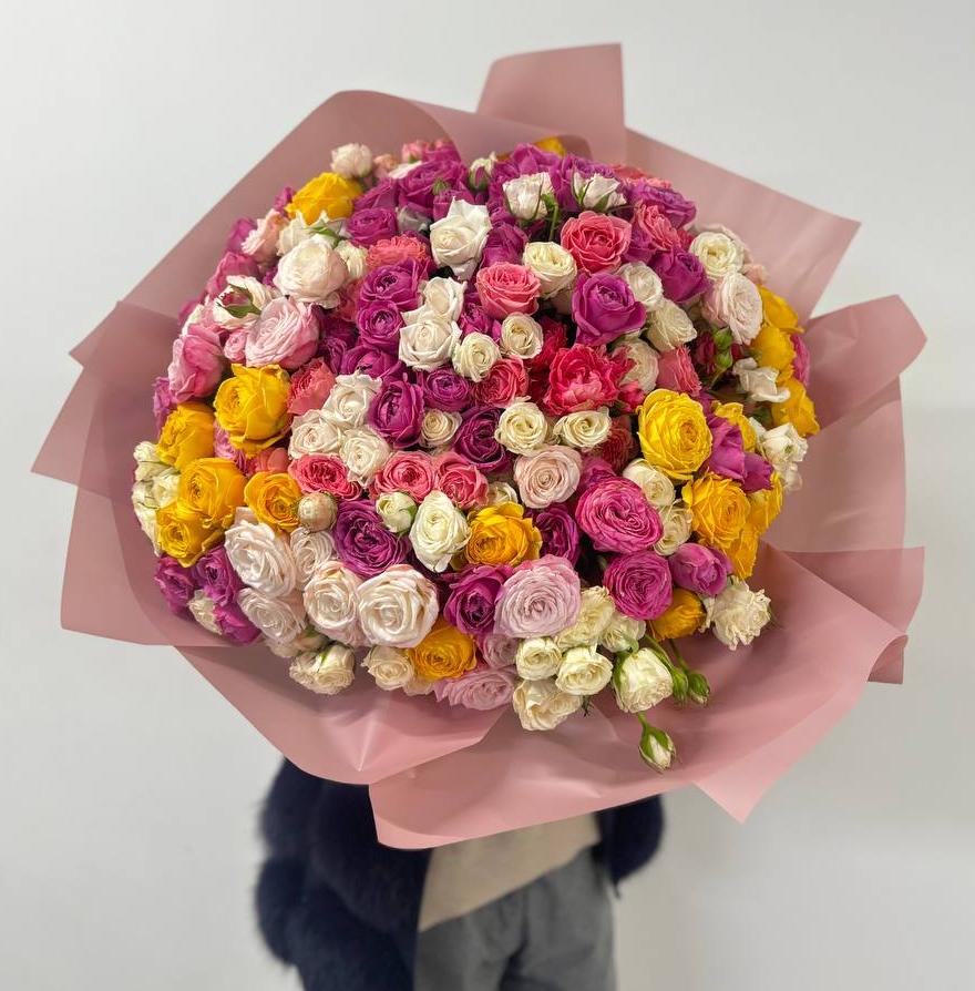 Яркий микс из 101 разноцветной кустовой розы
