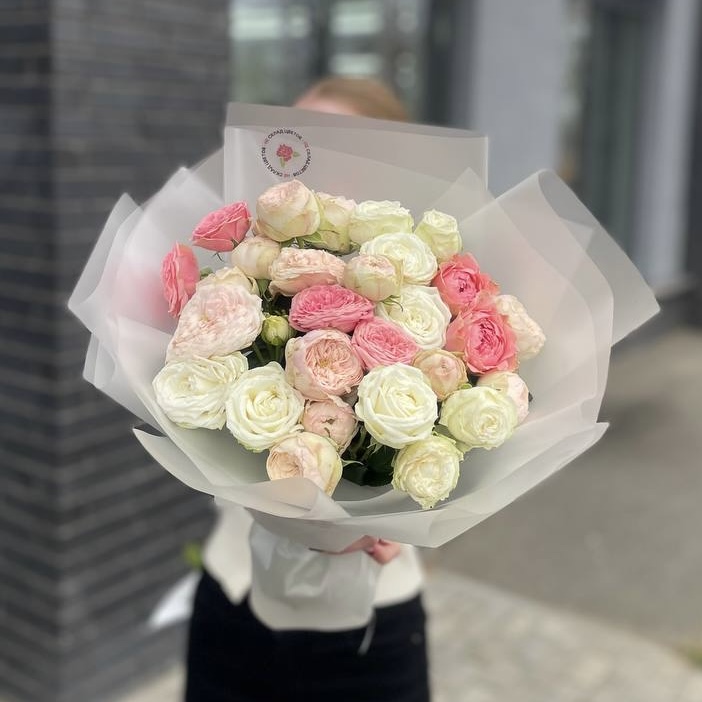 Нежный микс из разноцветных кустовых роз M