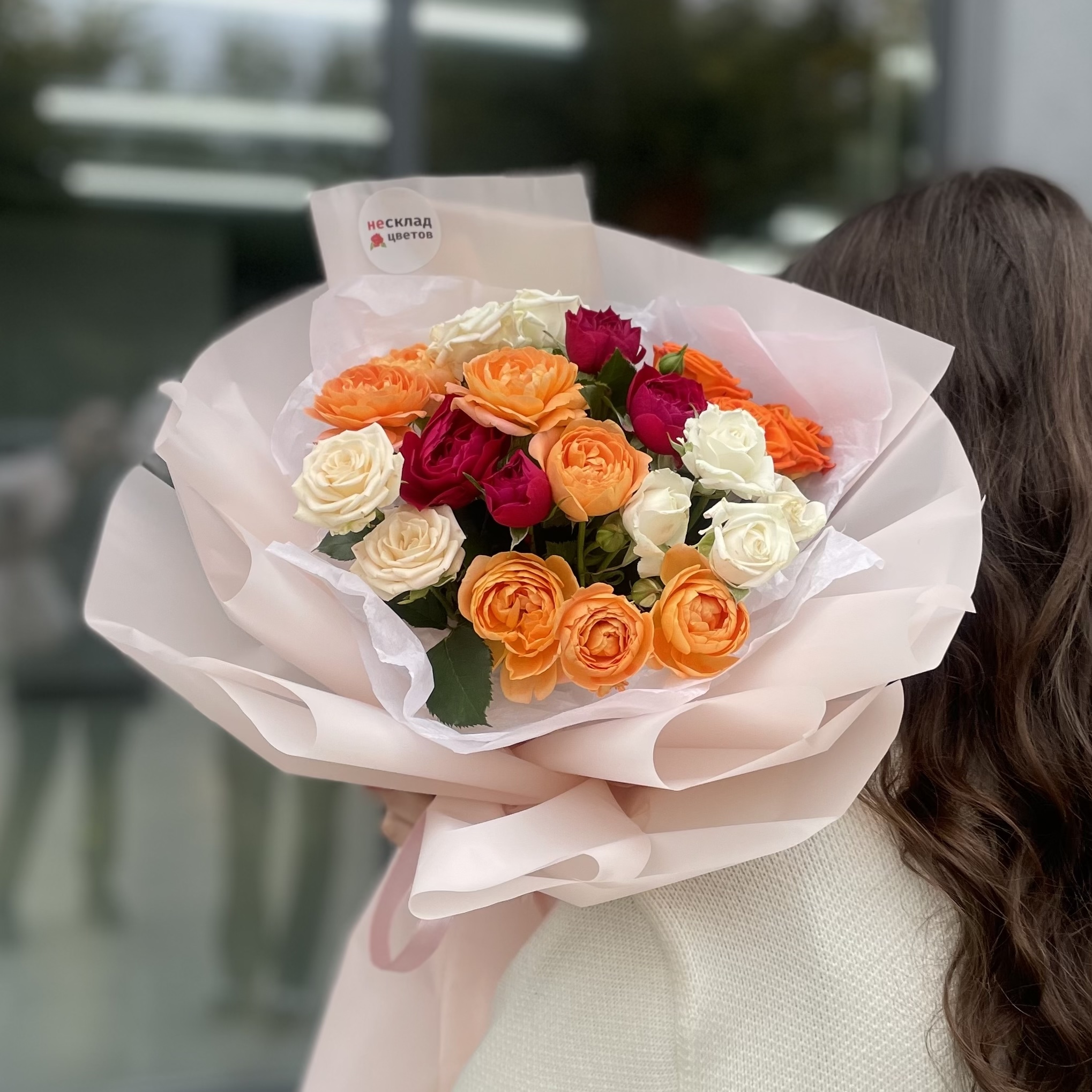 Букет из 7 ярких кустовых пионовидных роз