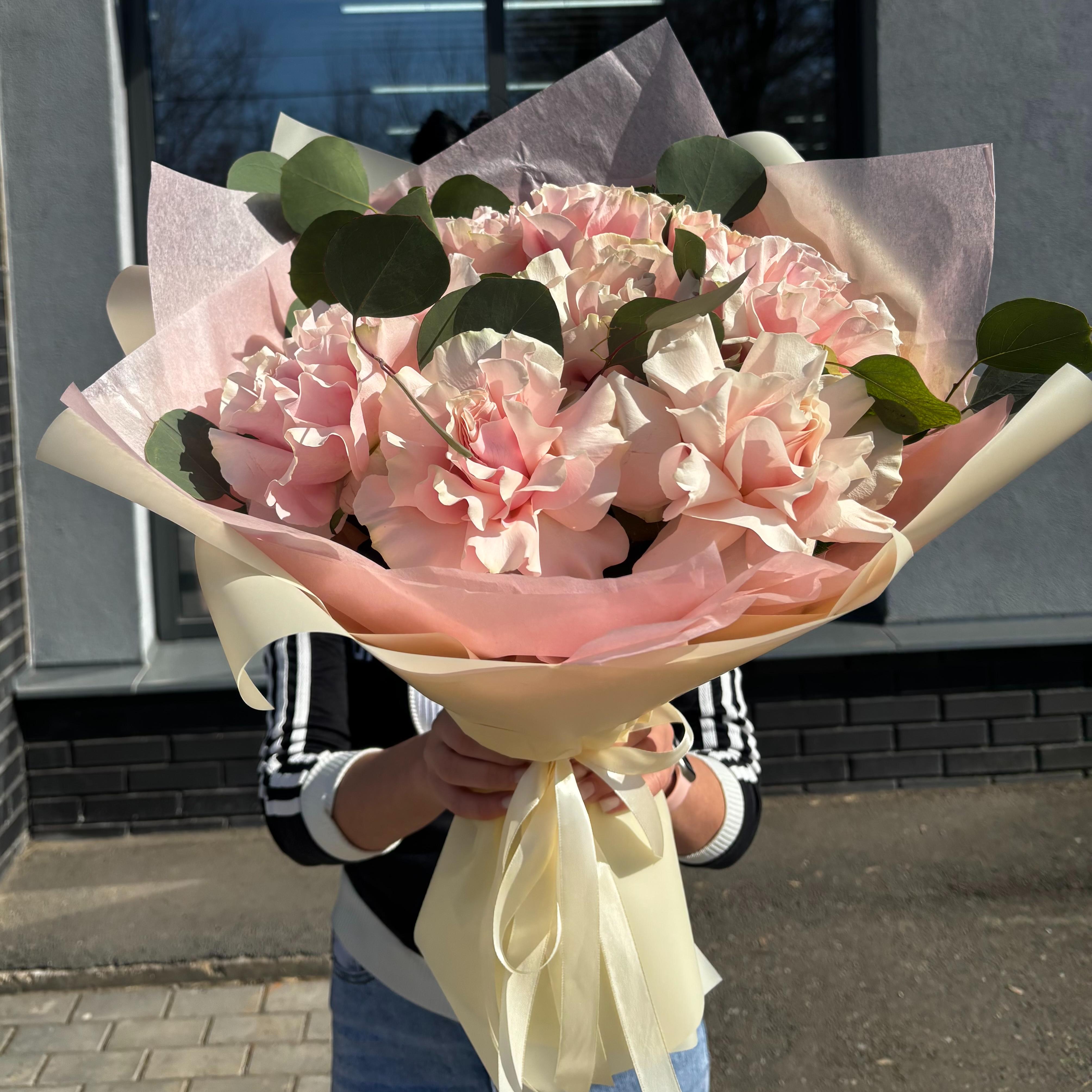 Букет "9 нежно-розовых французских роз 50 см с эвкалиптом"