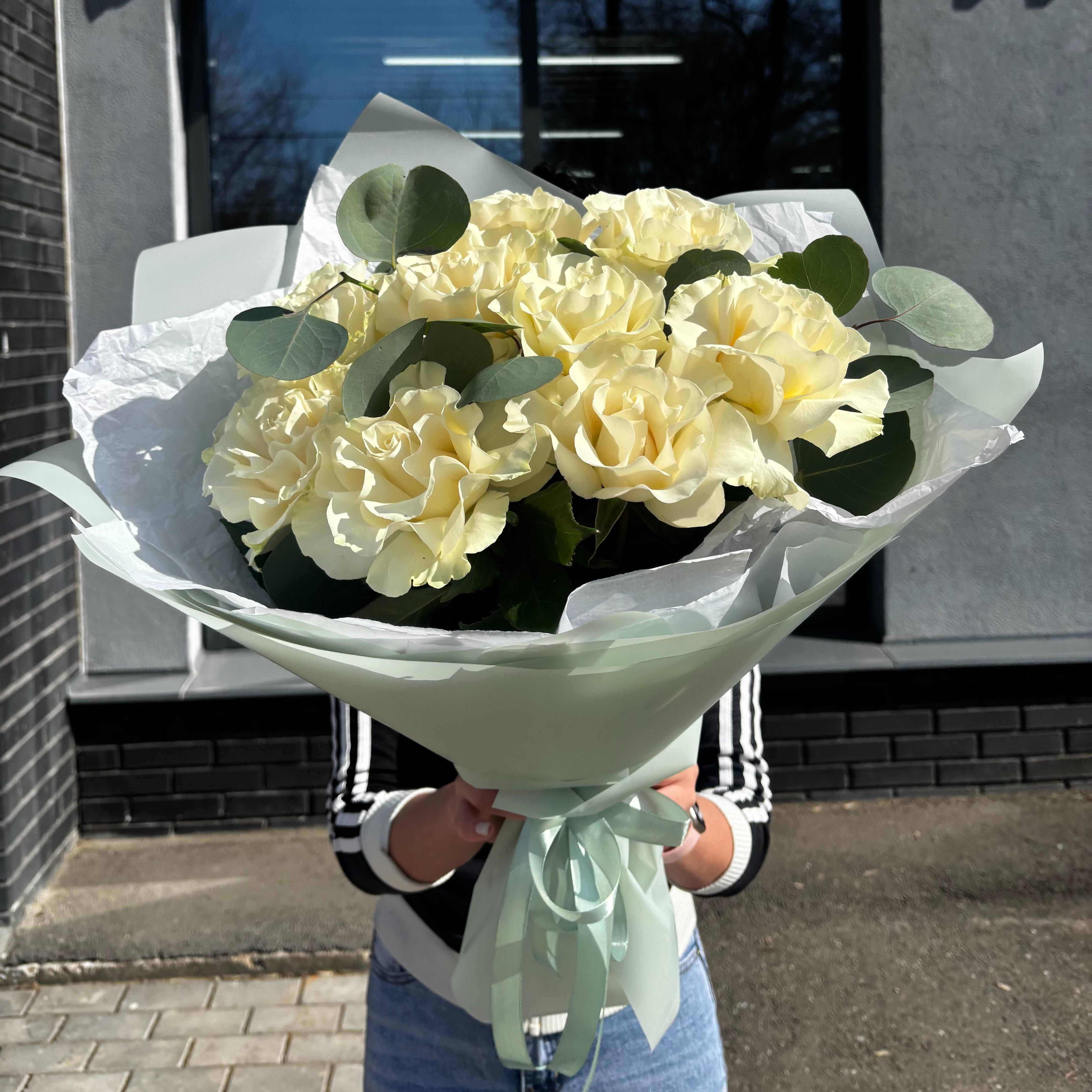 Букет "9 белых французских роз 50 см с эвкалиптом"