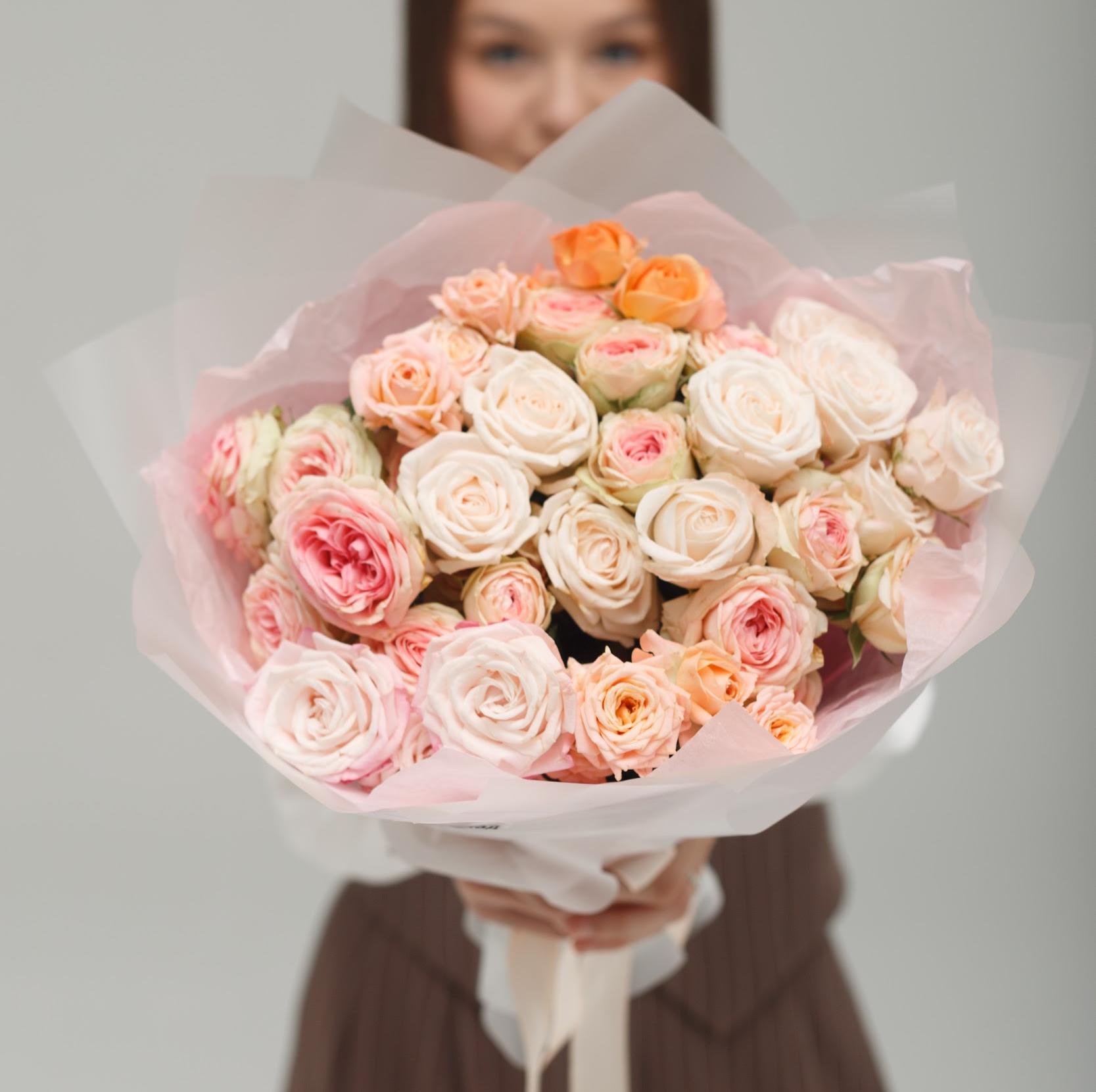 Букет из 11 кустовых пионовидных роз 40 см