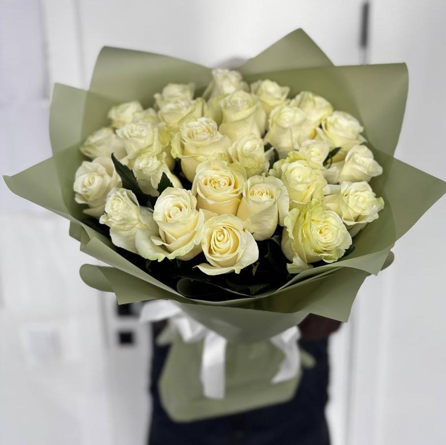 Букет из 25 белых роз Эквадор 50 см
