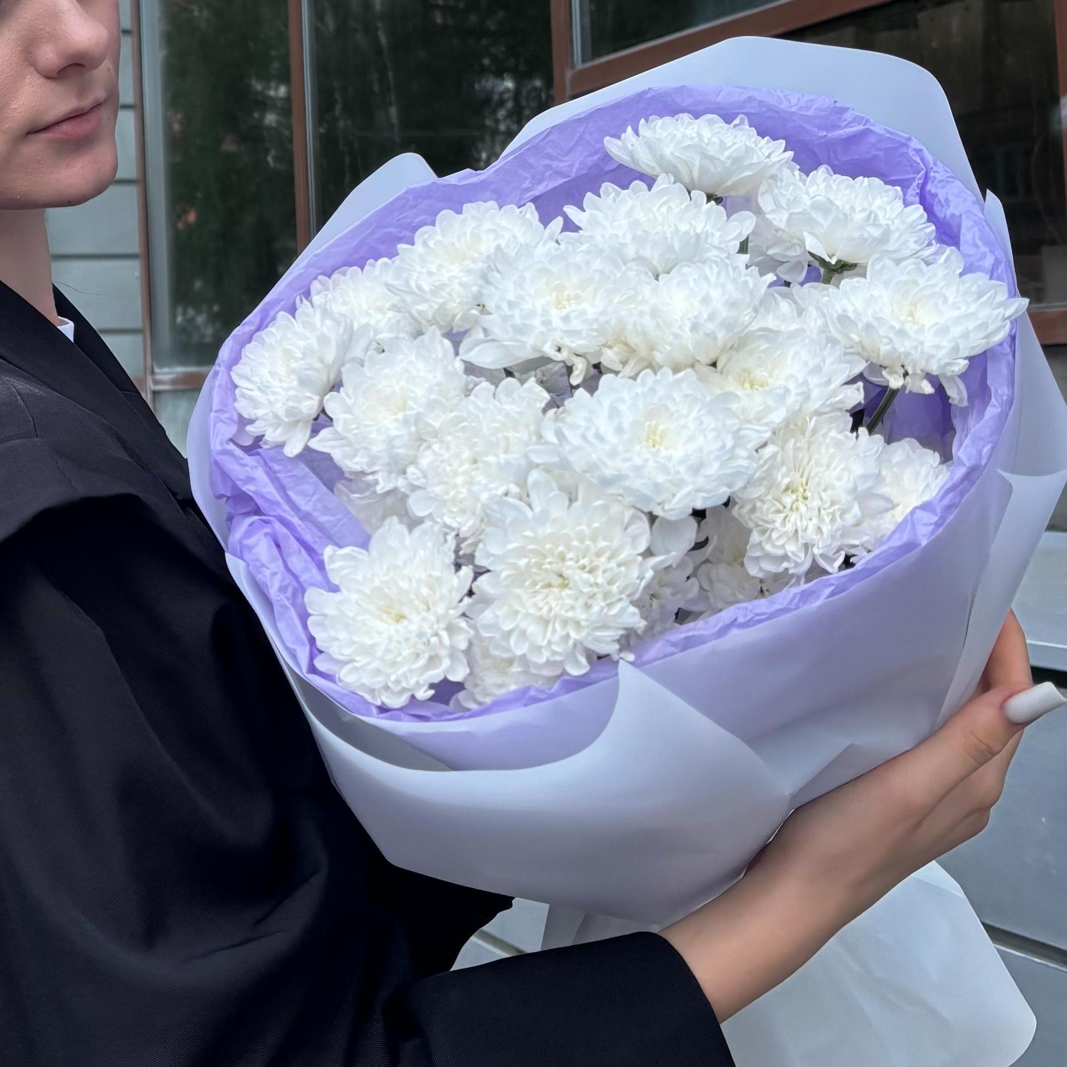 Букет из 5 белых махровых хризантем