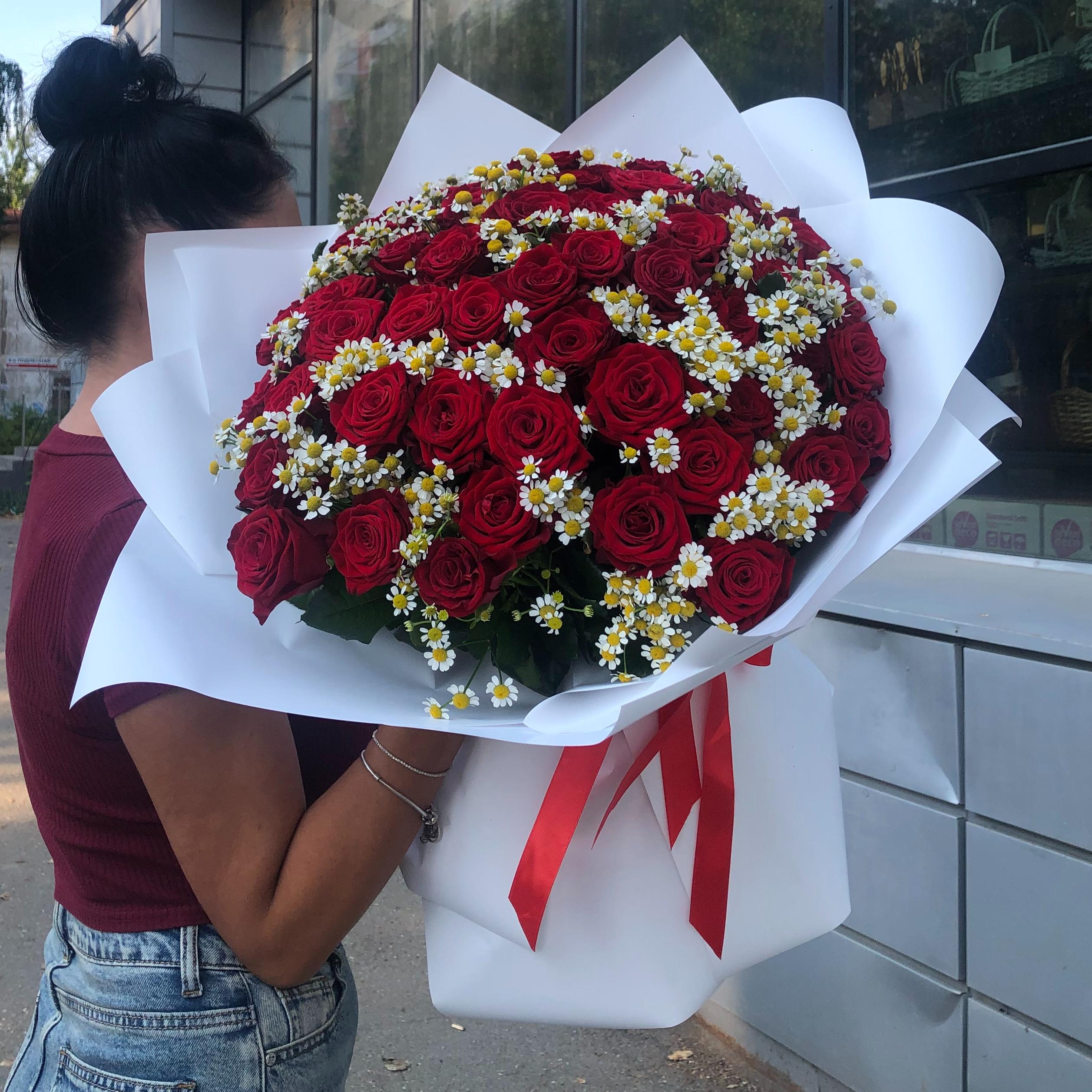Букет "55 расных роз 70 см в ромашках"