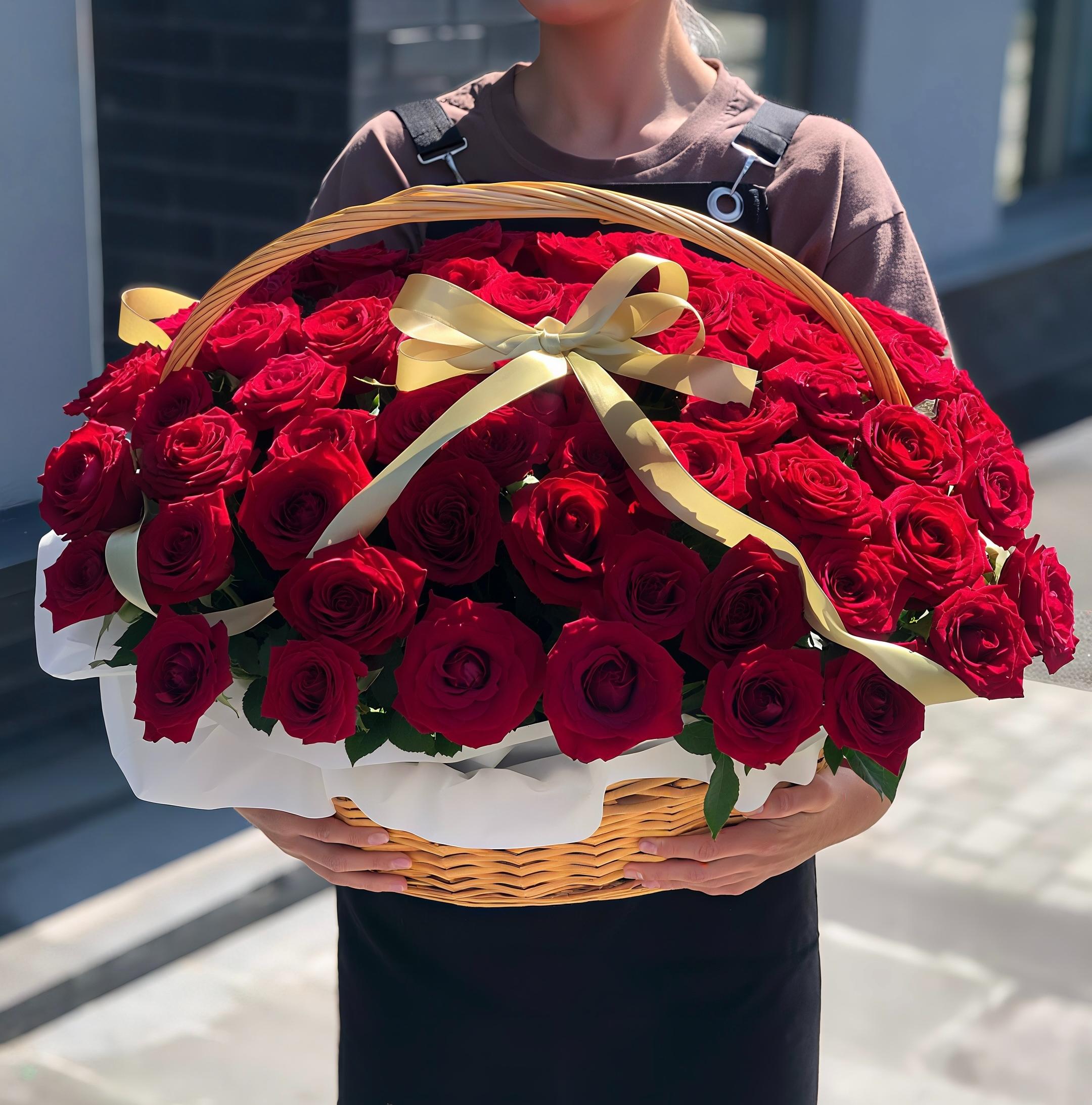 Композиция "75 красных роз 50/60 см в корзине"