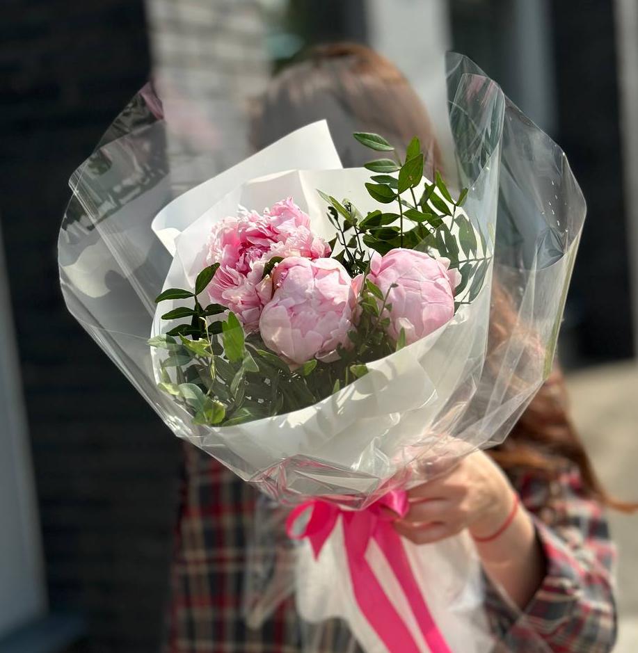 Букет "3 розовых пиона с зеленью"