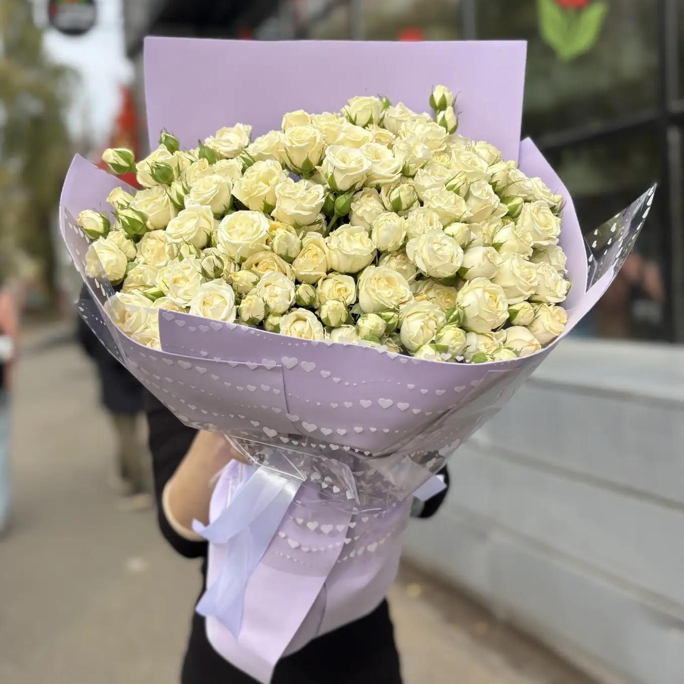 Букет "25 белых кустовых пионовидных роз 40 см"