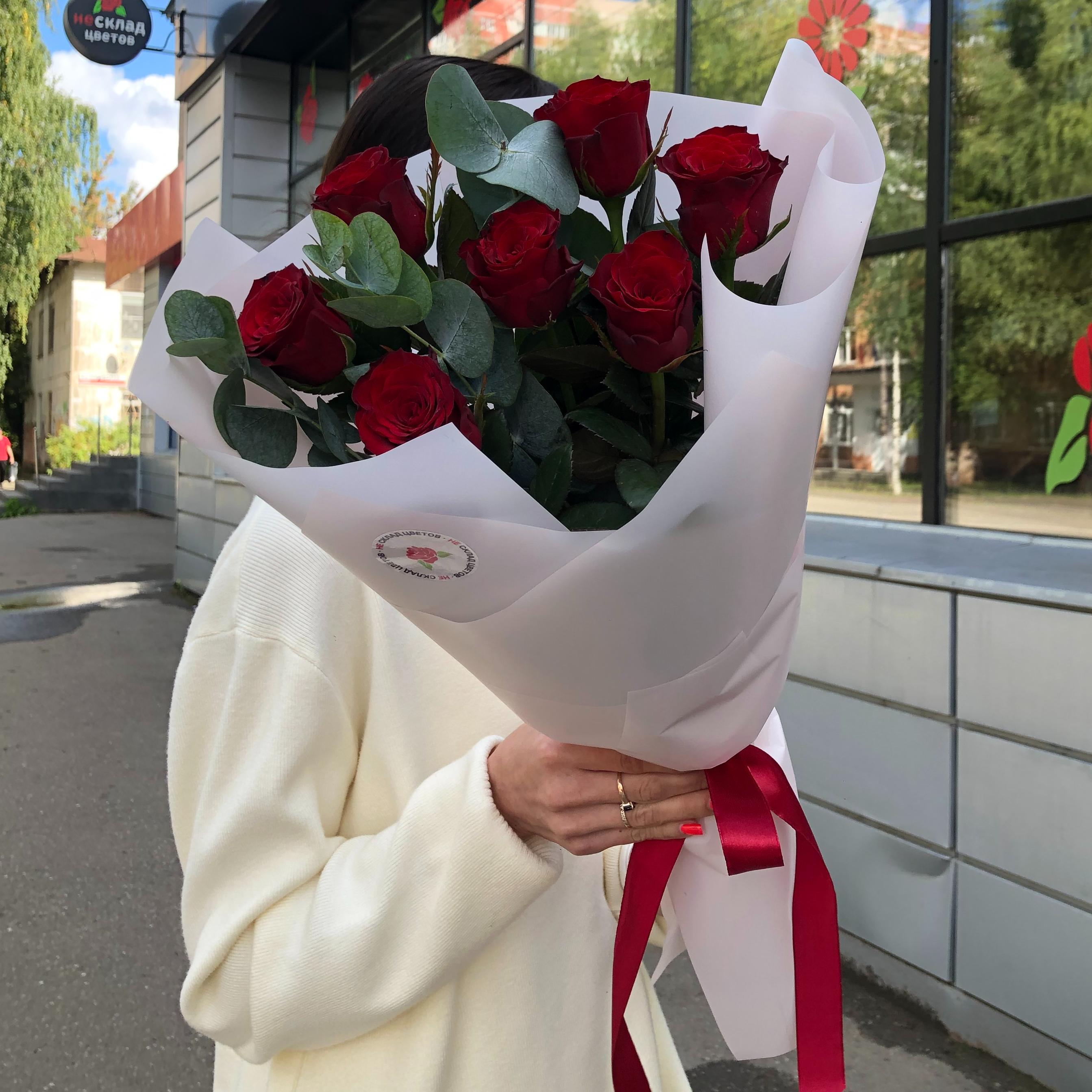 Букет "7 красных роз 50/60 см с эвкалиптом"