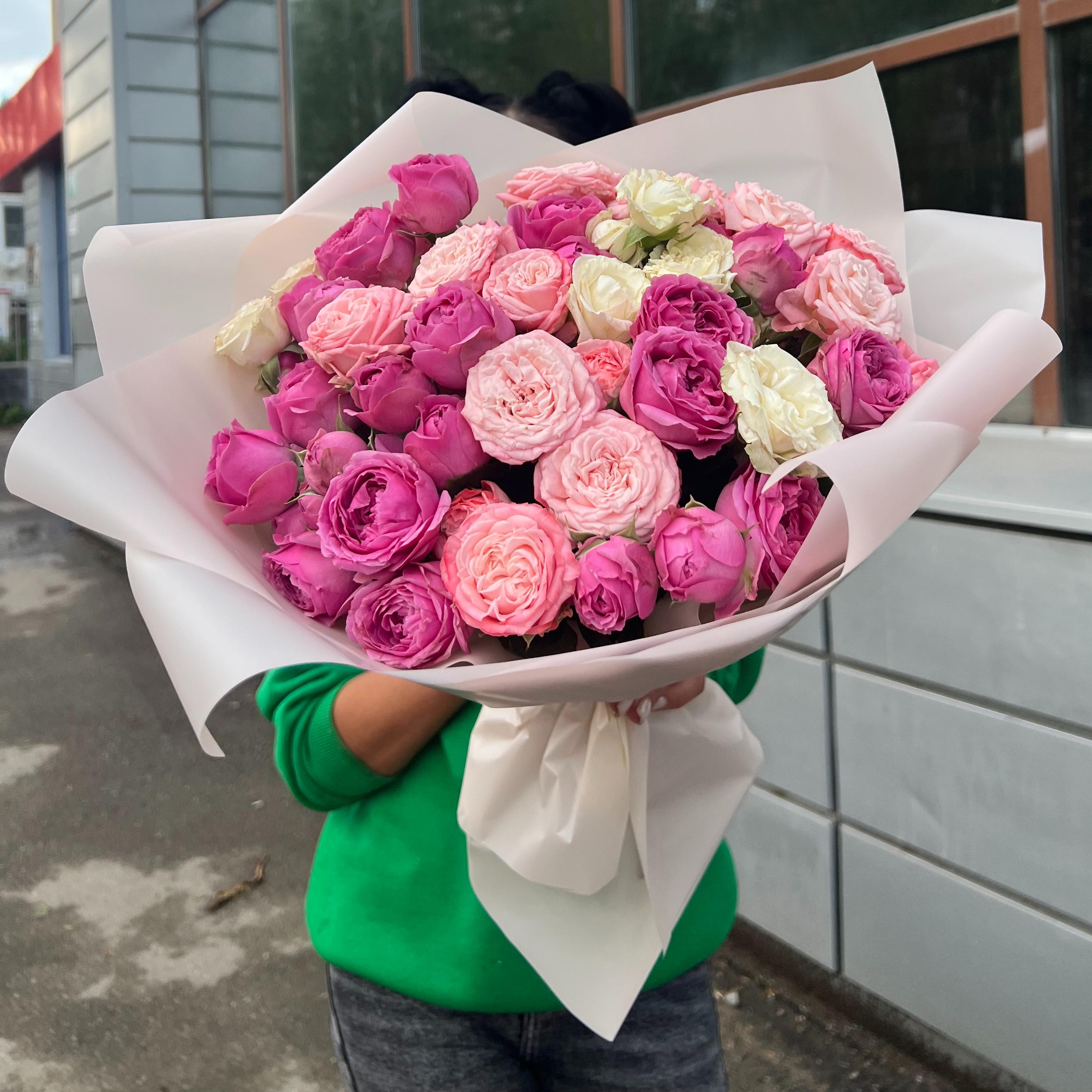 Ягодный микс из 25 разноцветных кустовых роз