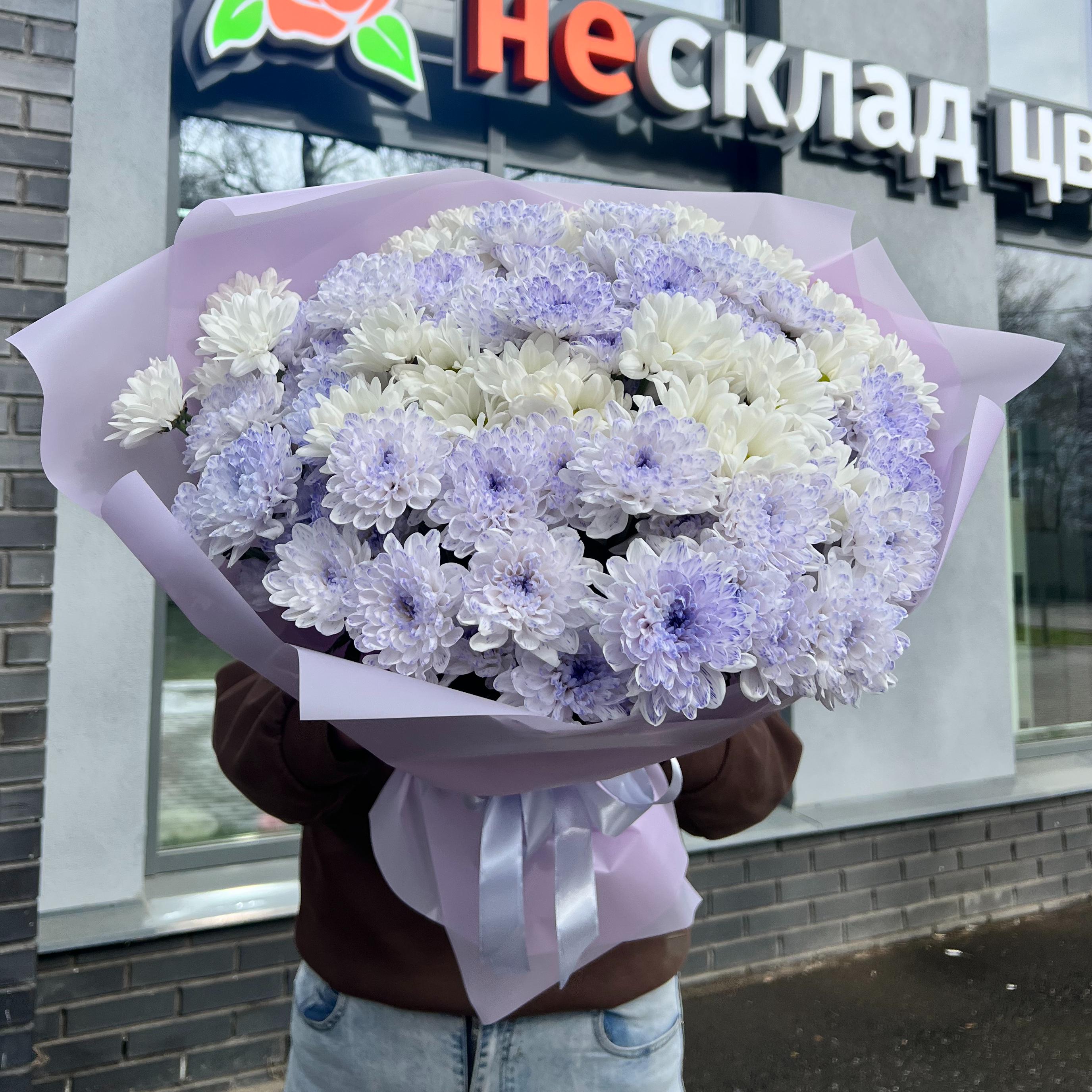 Букет "17 лавандовых кустовых хризантем в оформлении"