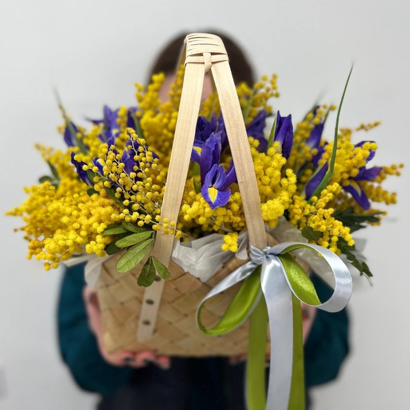 Ирисы с мимозой в корзинке
