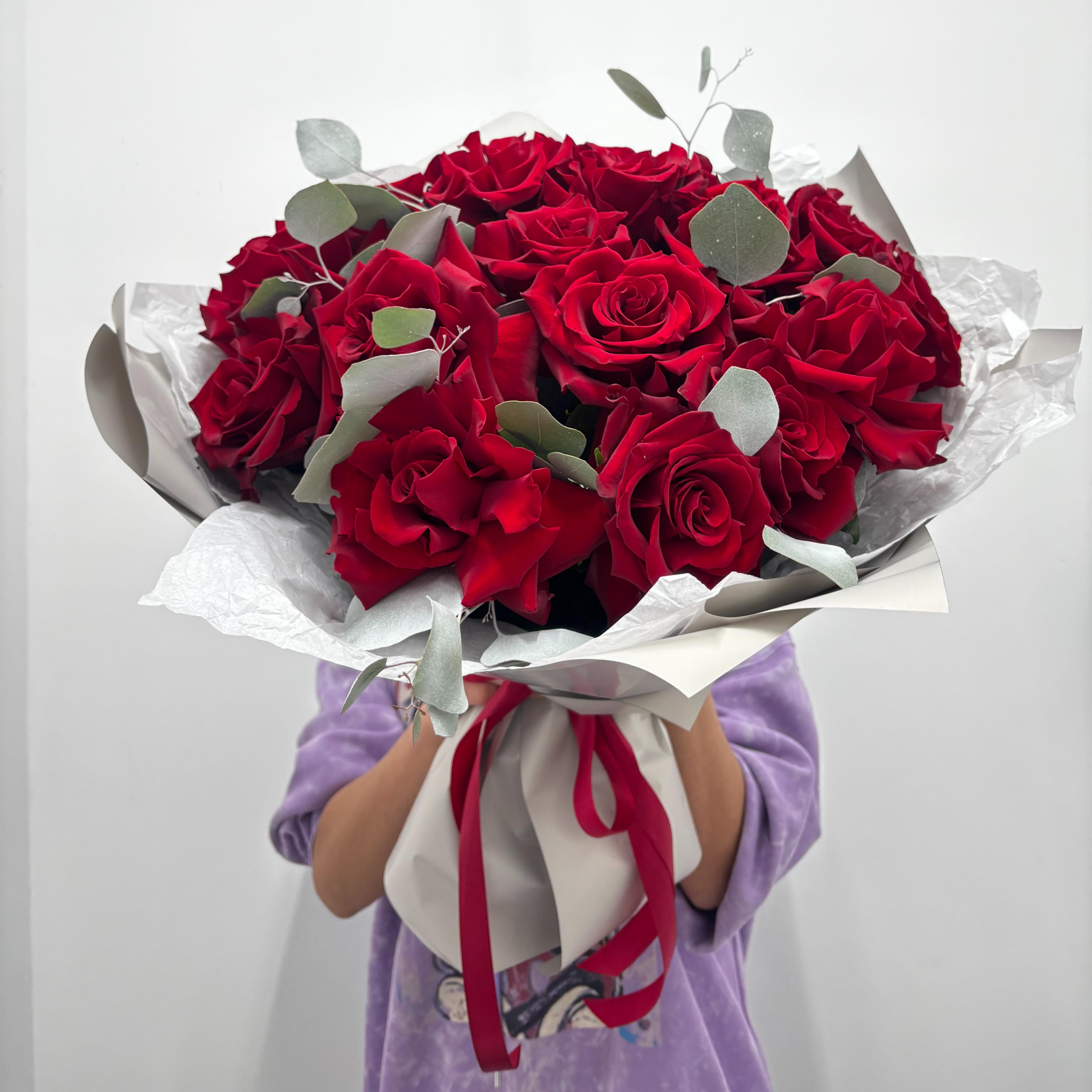 Букет "15 красных французских роз 50 см с эвкалиптом"