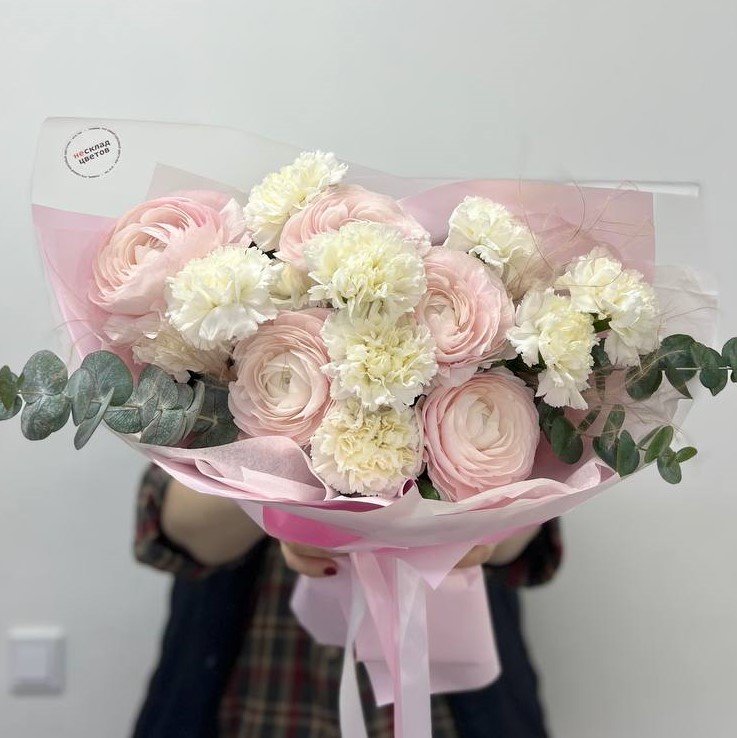 Букет из нежных ранункулюсов и диантусов