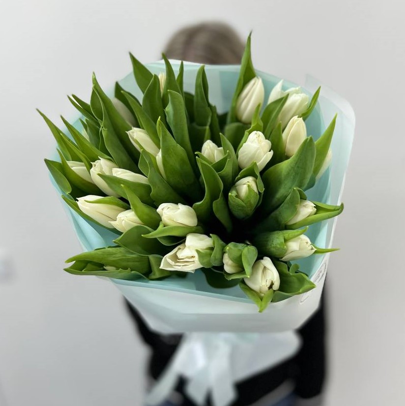 Букет "25 белых тюльпанов в оформлении"