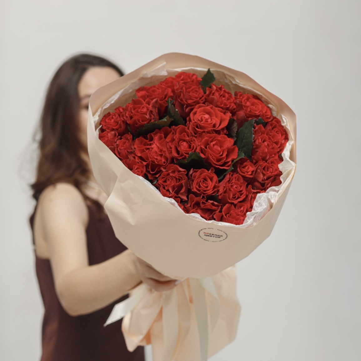 Букет из 25 кружевных роз 50/60 см в оформлении