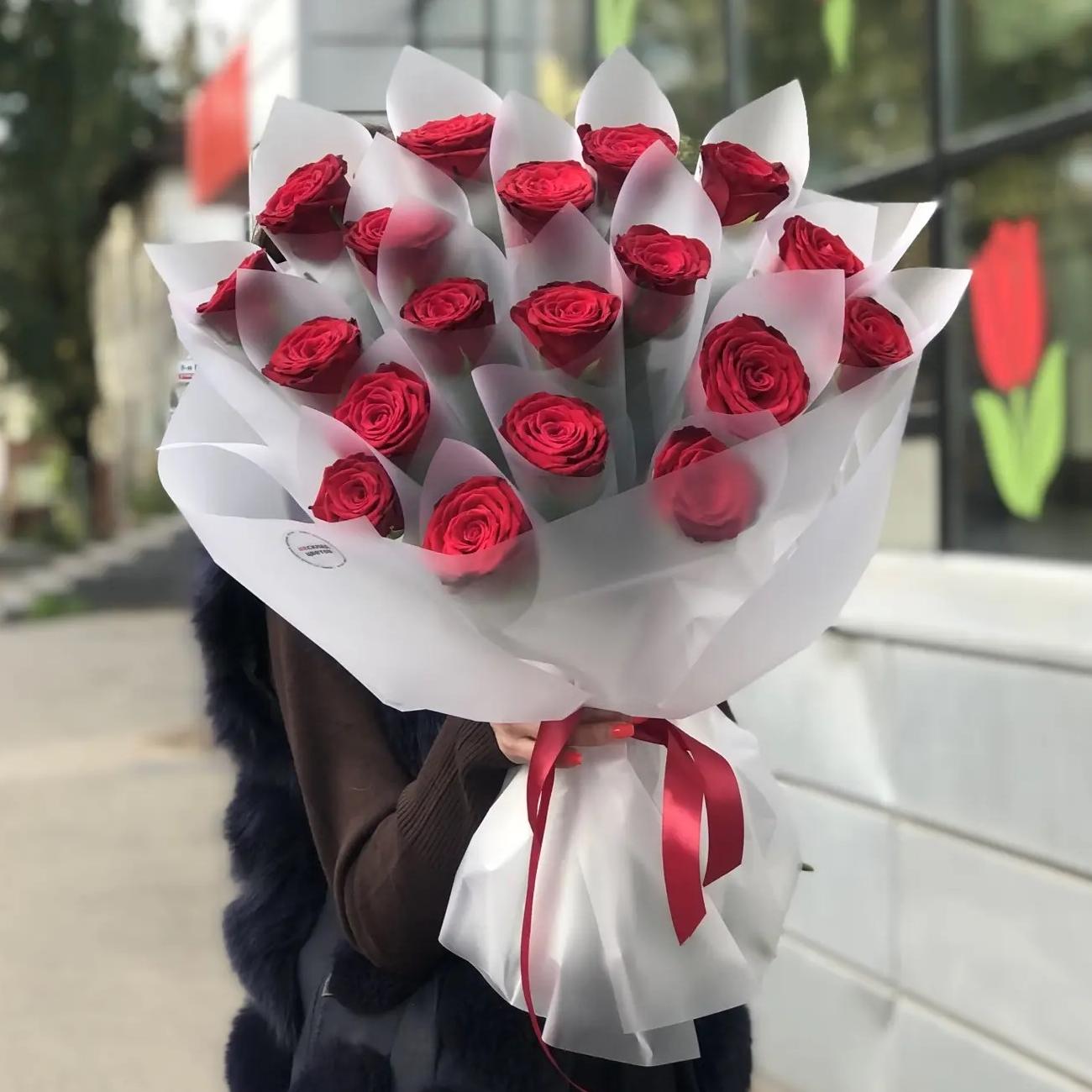 Букет из 19 красных роз 50/60 см