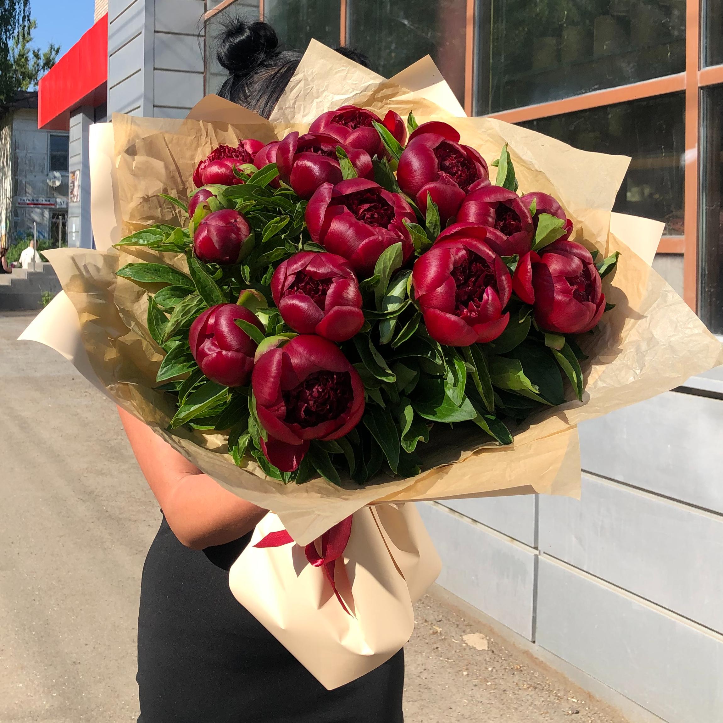 Букет "15 бордовых пионов"