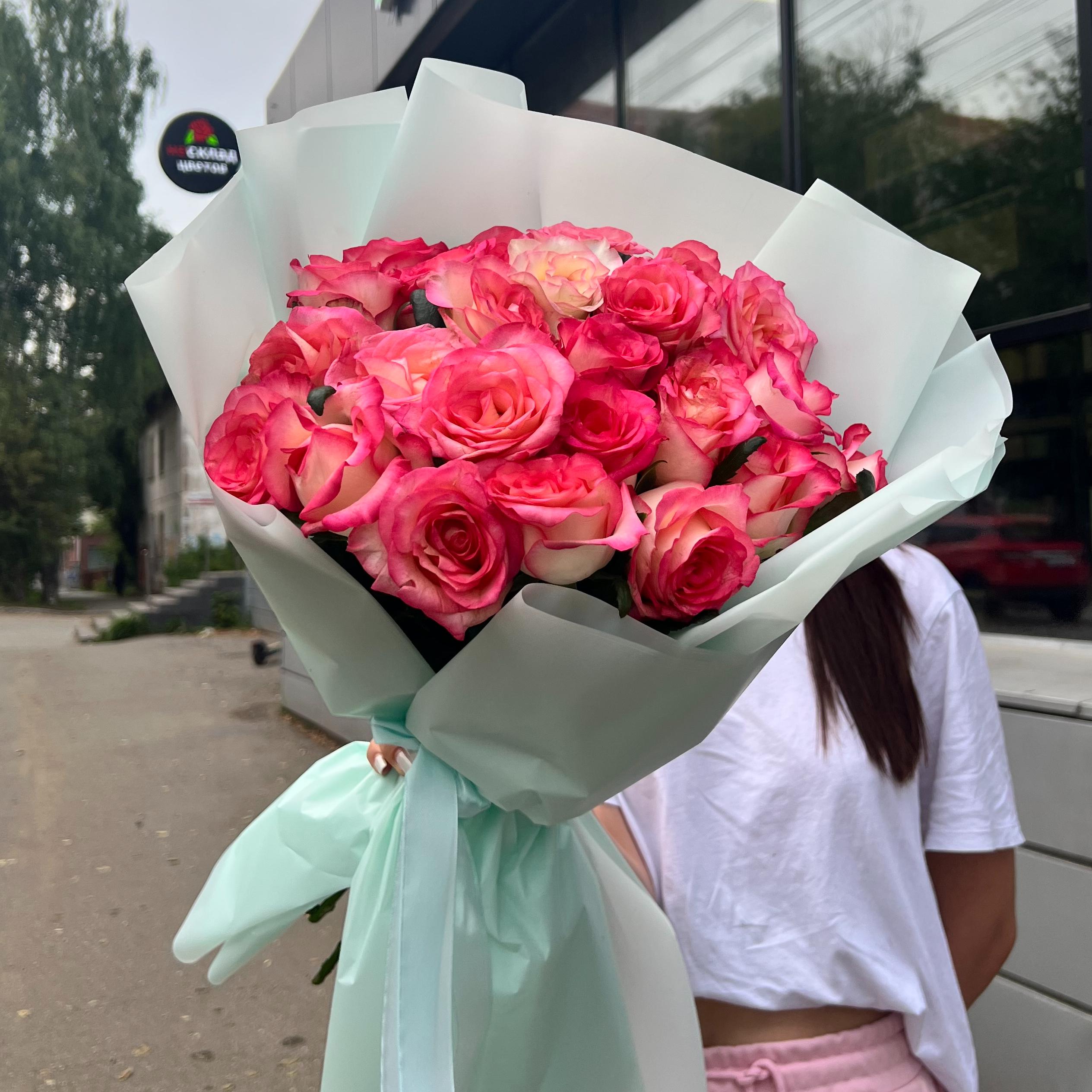 Букет из 25 бело-розовых роз 40/50 см