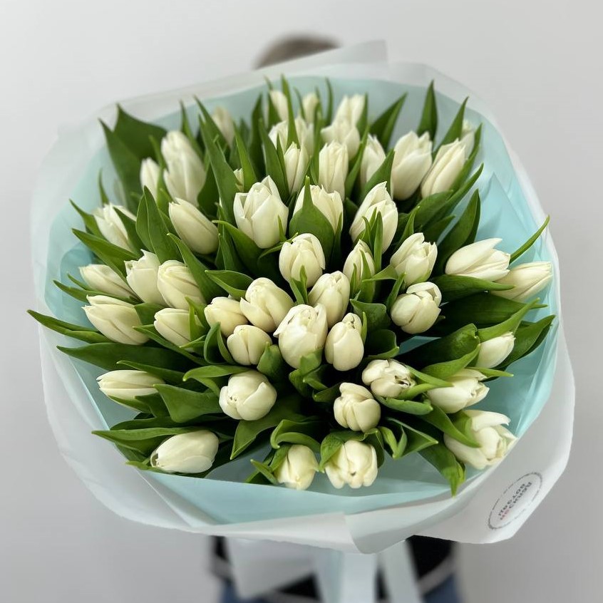 Букет "51 белый тюльпан в оформлении"