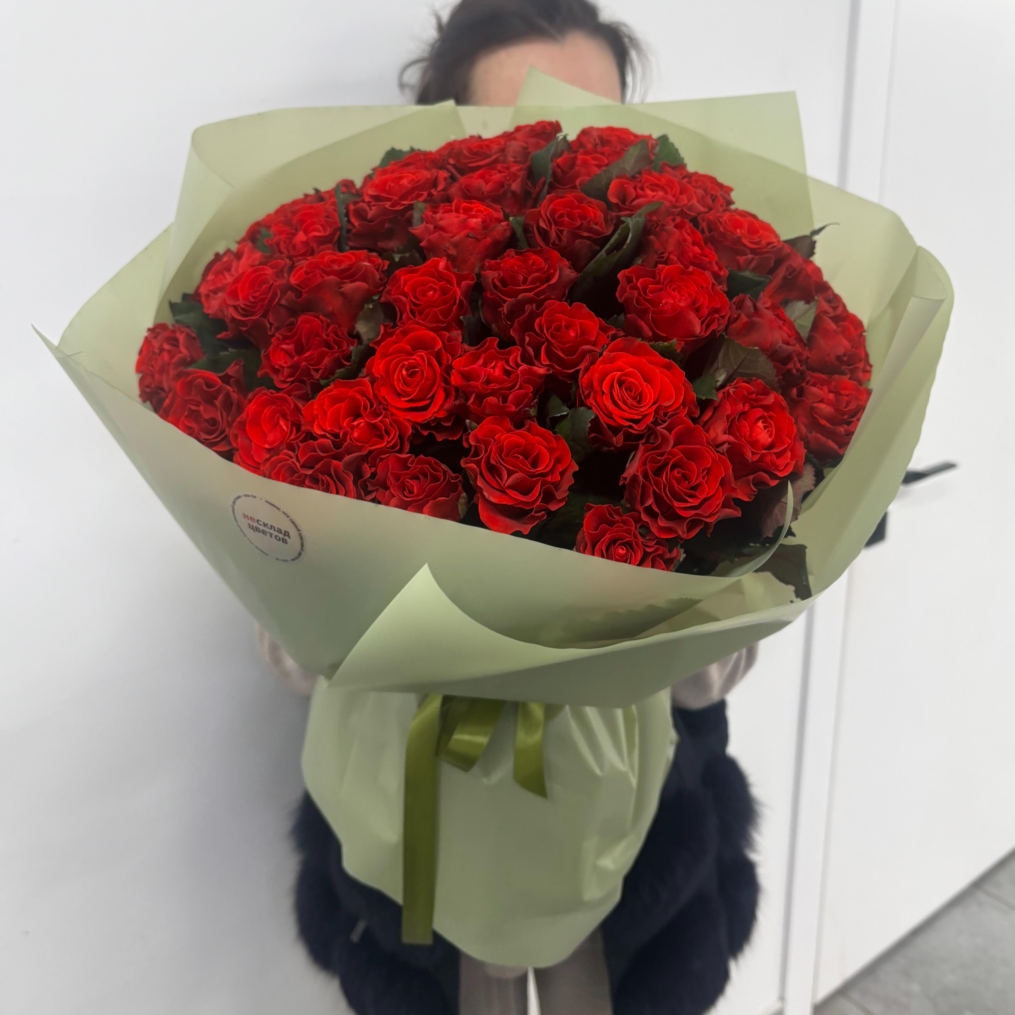 Букет "51 алая кружевная роза 50/60 см в оформлении"