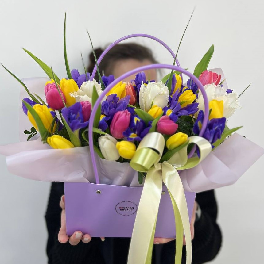 Композиция в сумочке "Тюльпаны и ирисы"