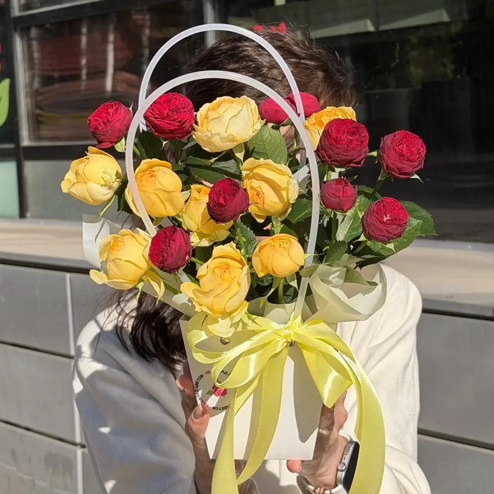 Композиция "Красные и лимонные кустовые розы в сумочке"
