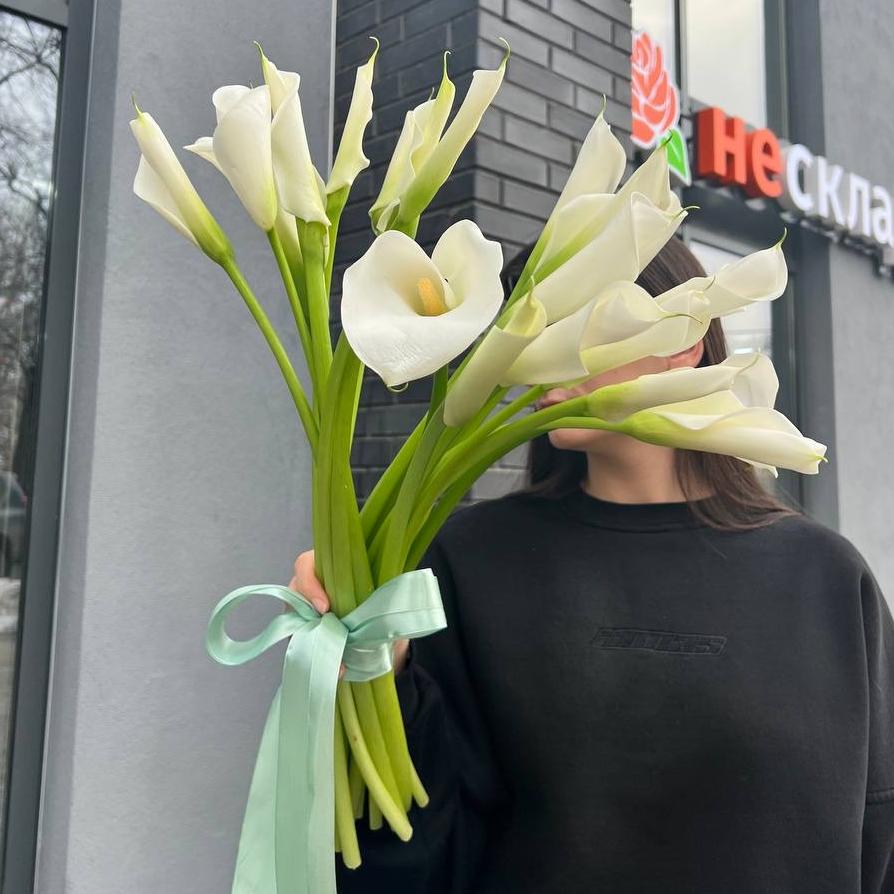 Букет из 21 каллы под ленту