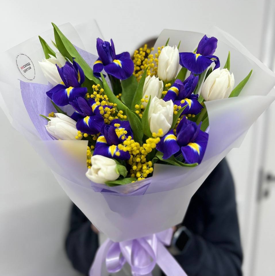 Букет из белых тюльпанов и ирисов