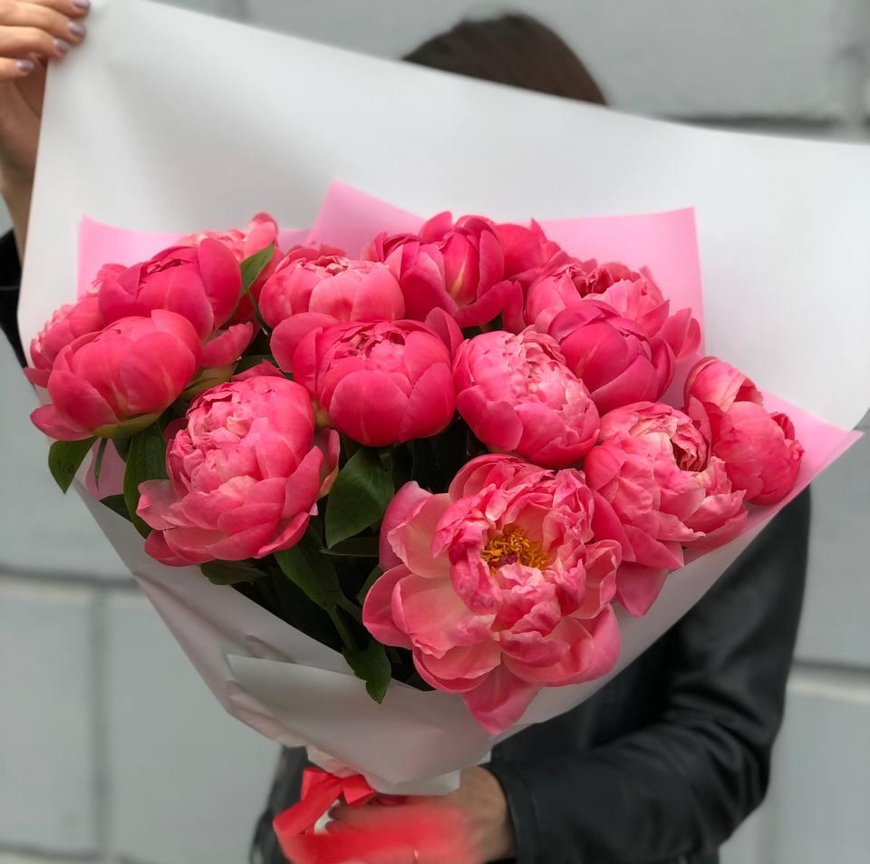 Букет "15 коралловых пионов"