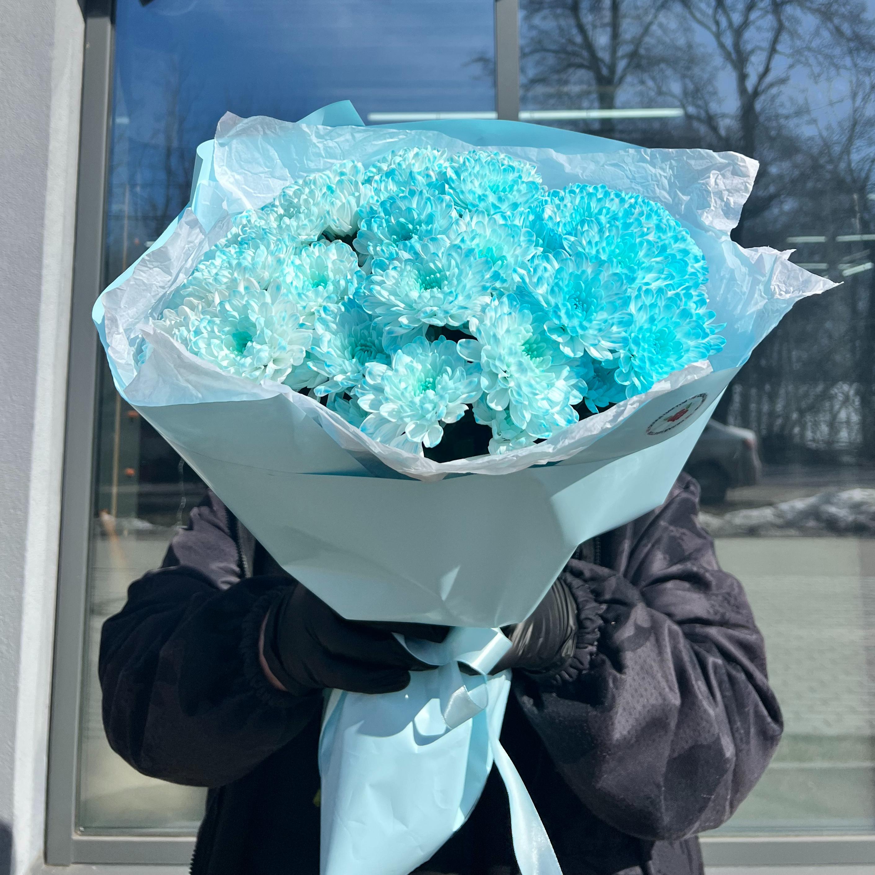 Букет "7 голубых кустовых хризантем в оформлении"