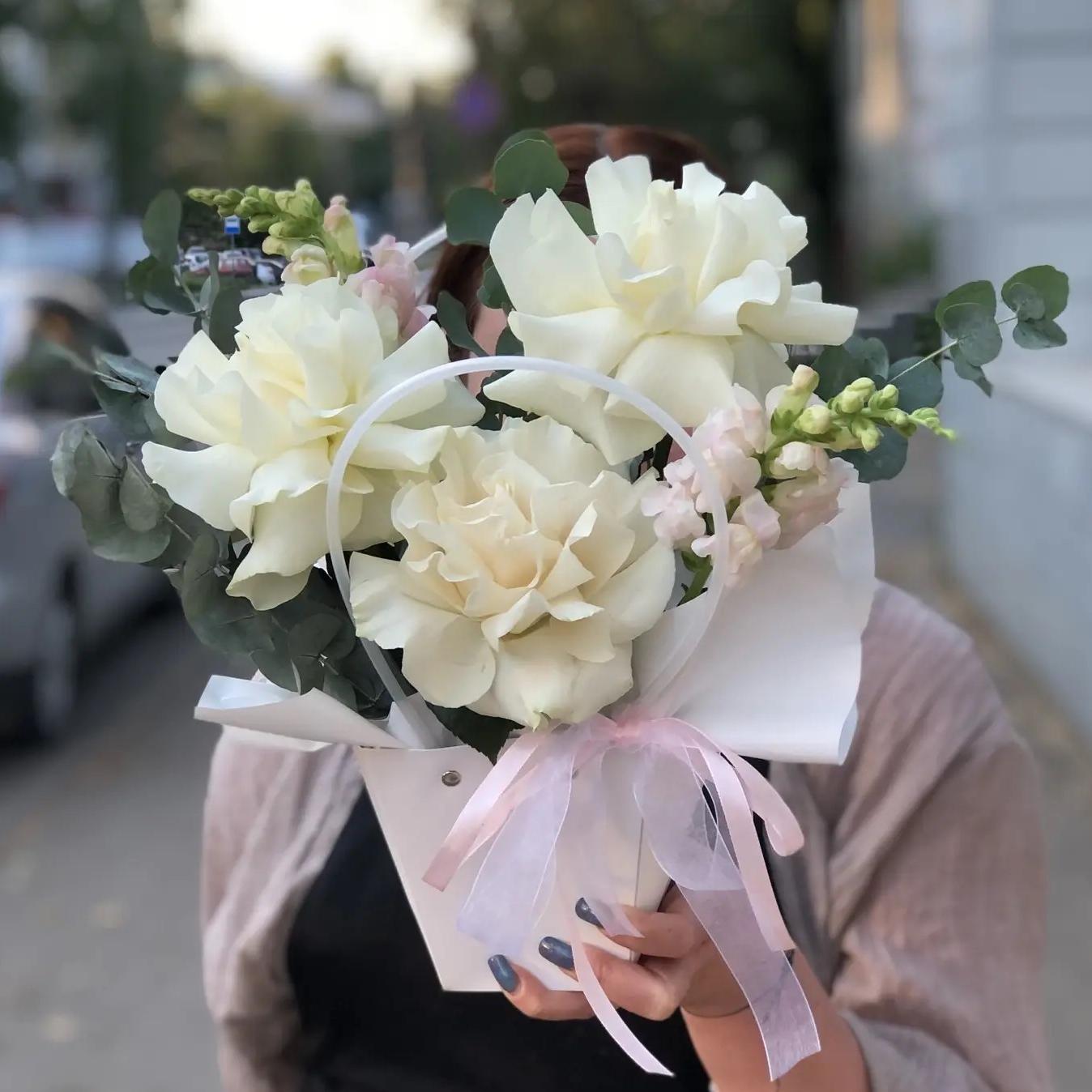 Композиция "Французсие розы и львниый зев в сумочке"