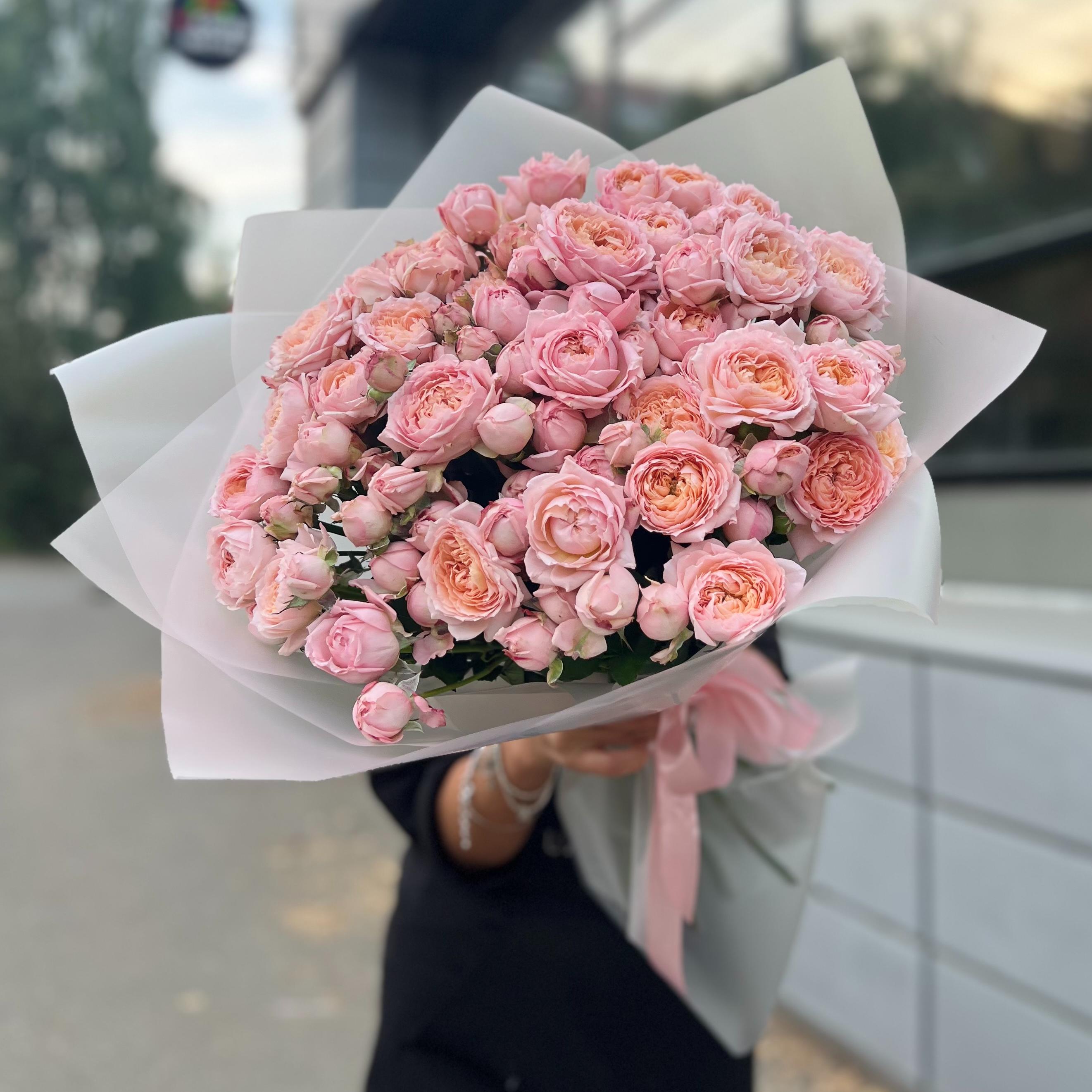 25 нежно-розовых кустовых пионовидных роз