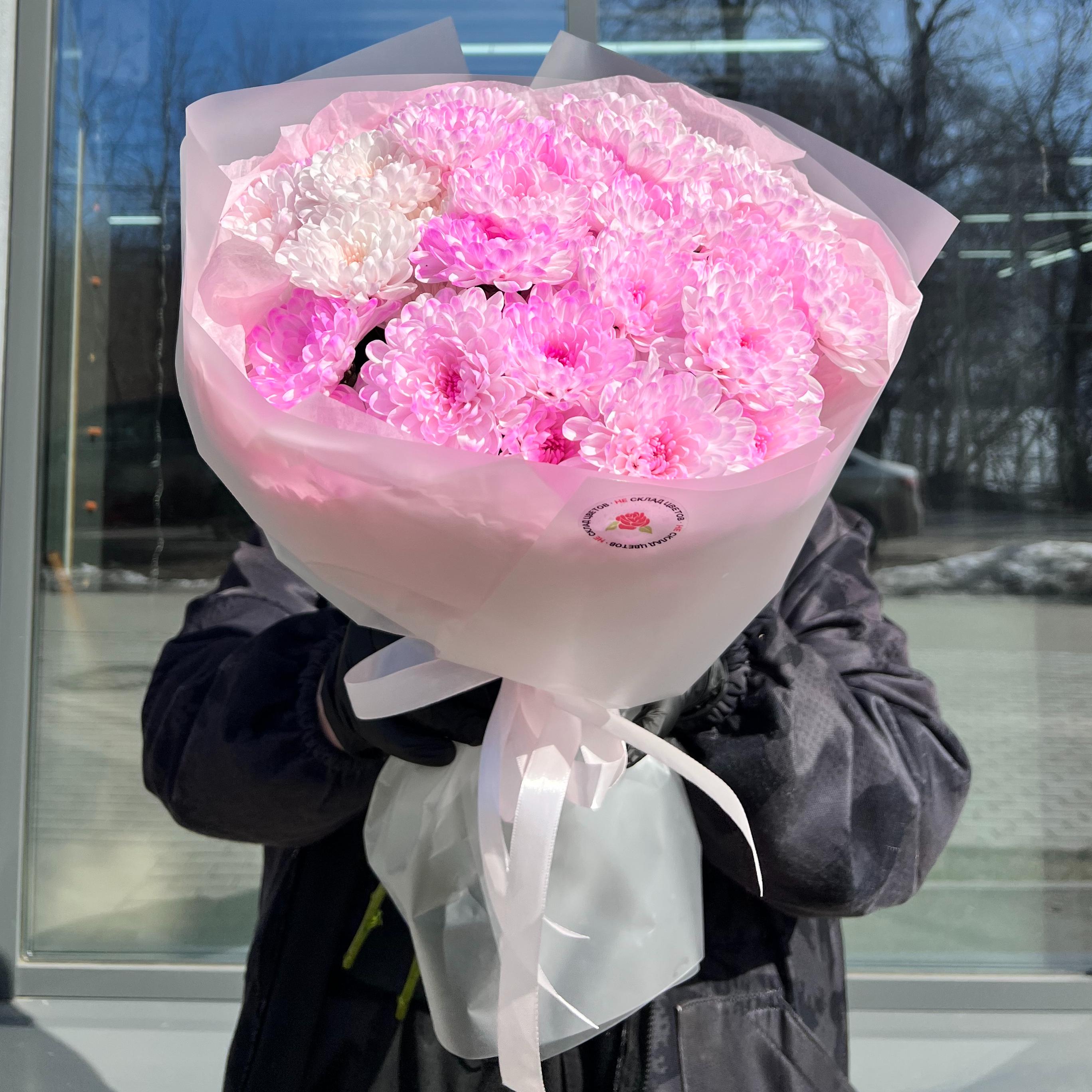 Букет "7 розовых кустовых хризантем в оформлении"