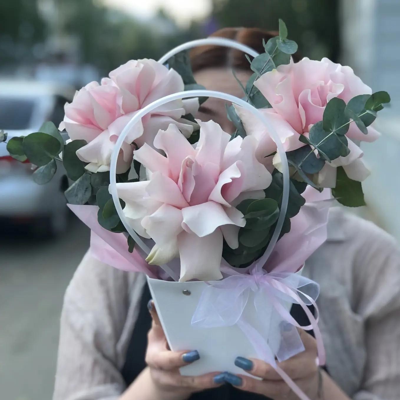 Композиция "3 нежно-розовые французские розы с эвкалиптом"