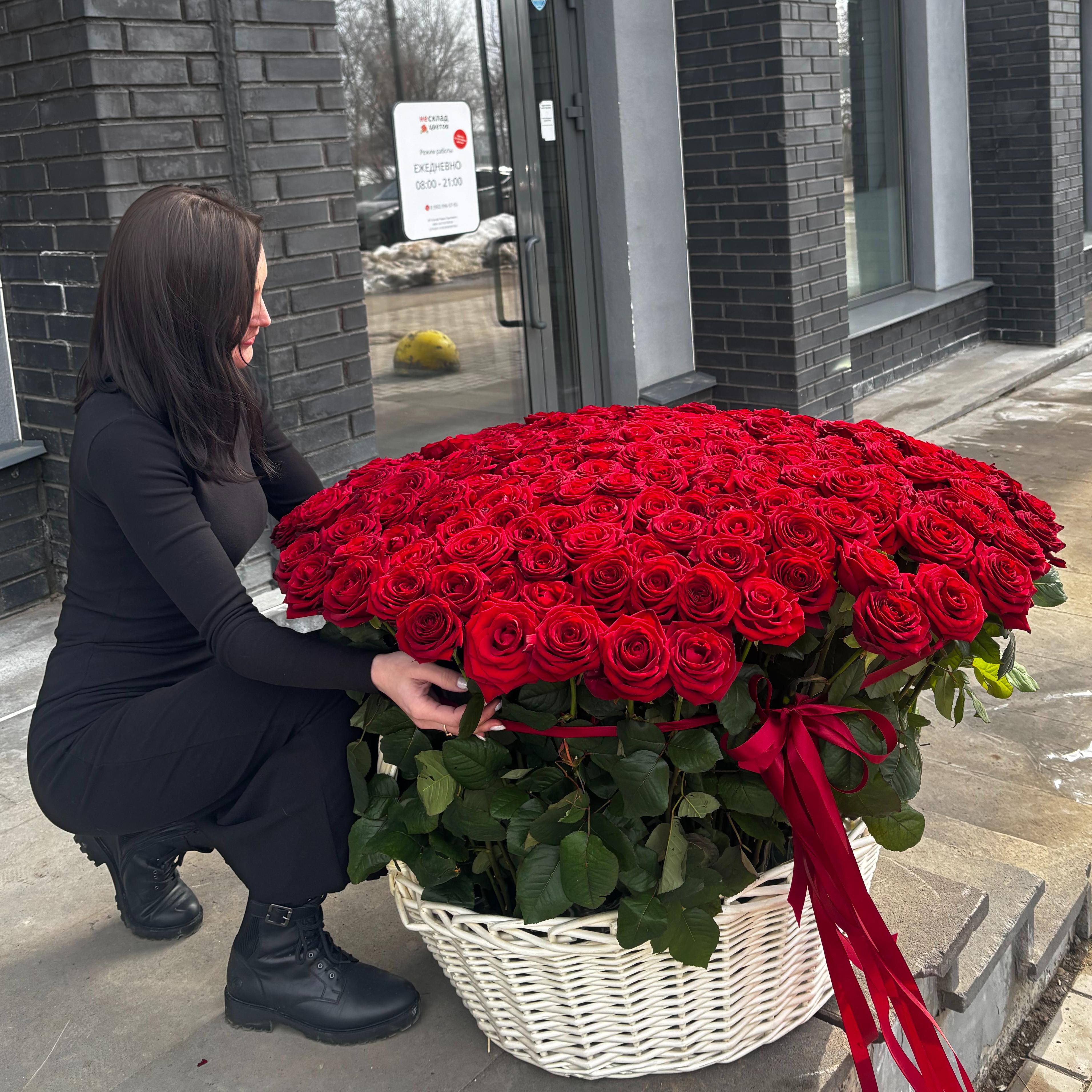 Композиция "201 красная роза в корзине"