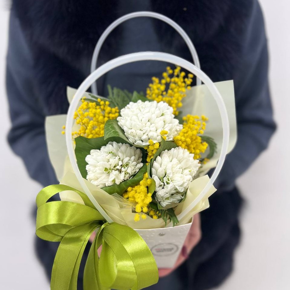 Композиция из подснежников и мимозы