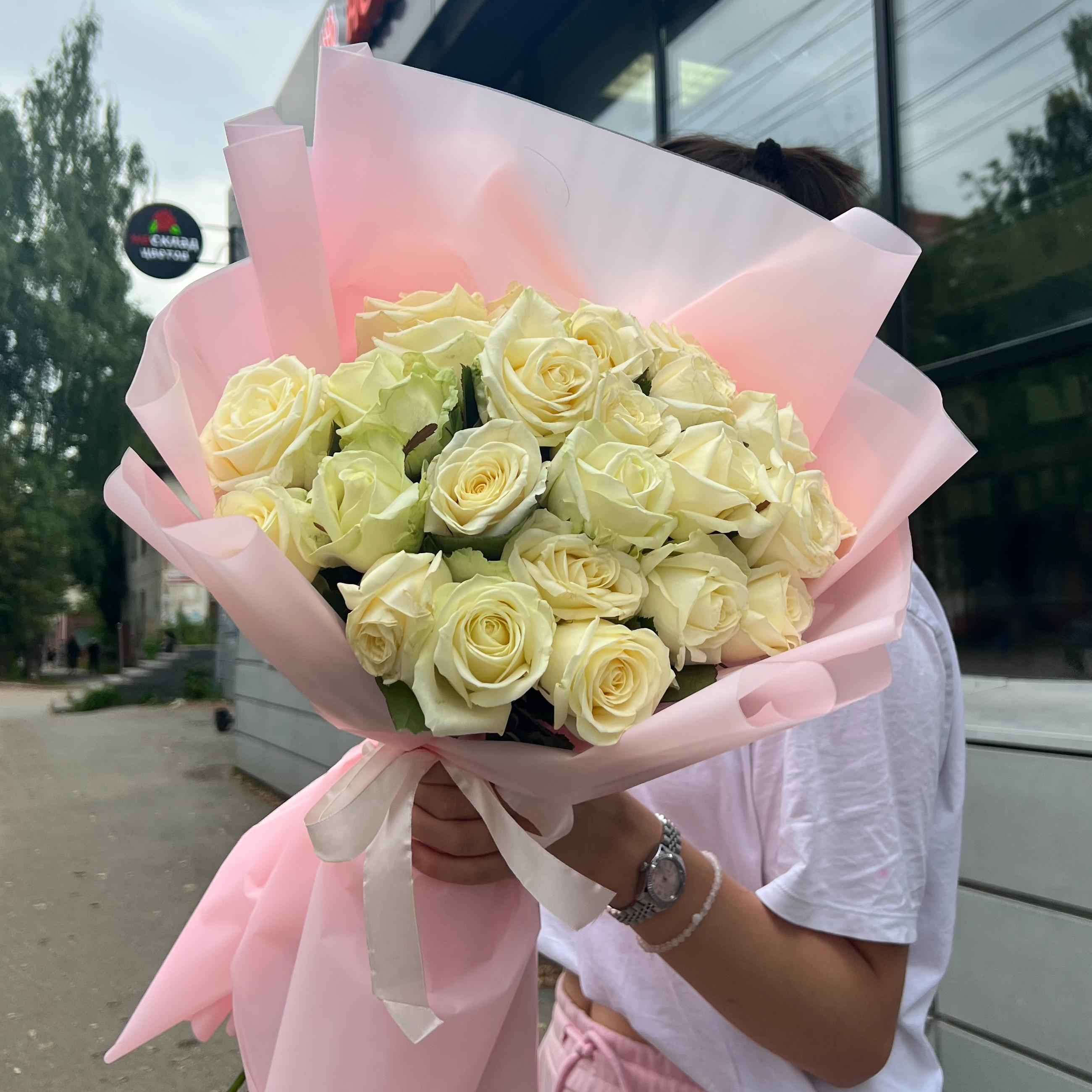 Букет из 25 белых роз 40/50 см