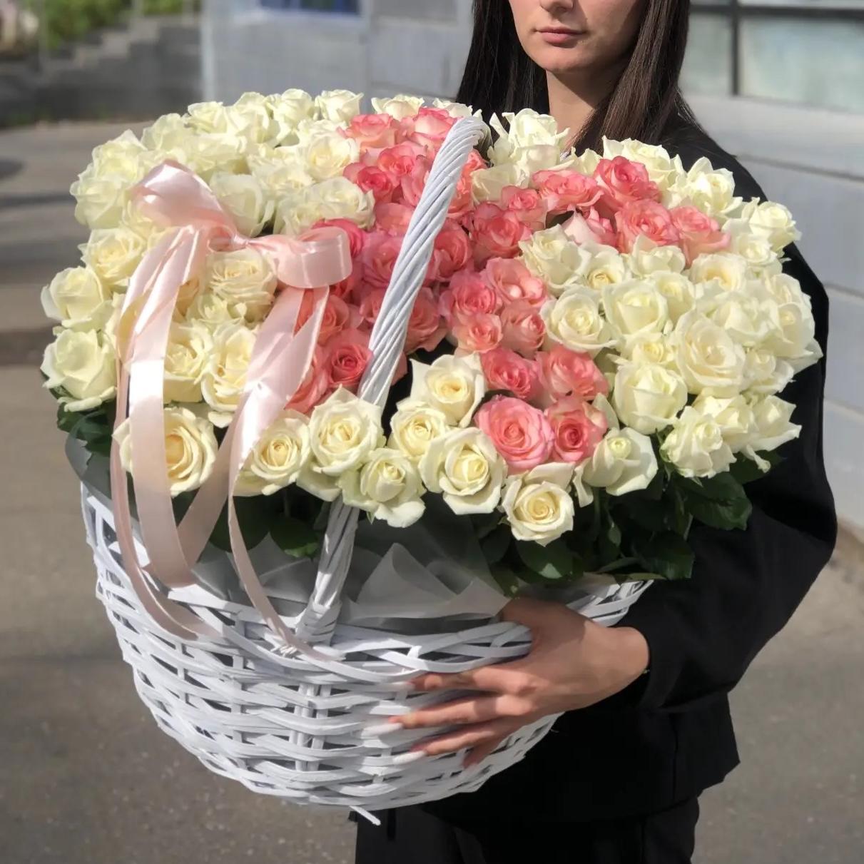 Композиция "Буква из 101 розы в корзине"