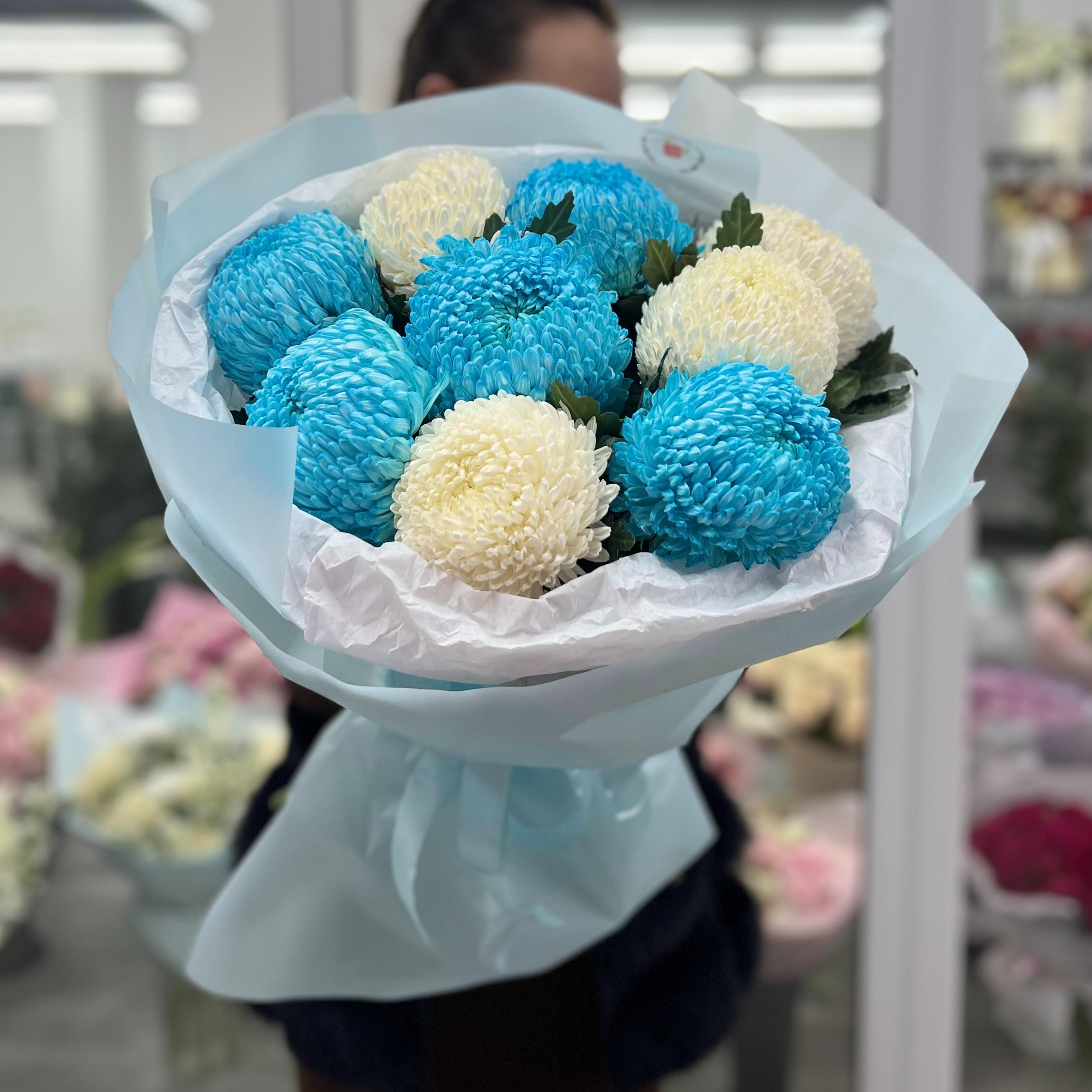 Букет "9 голубых и белых одноголовых хризантем премиум"