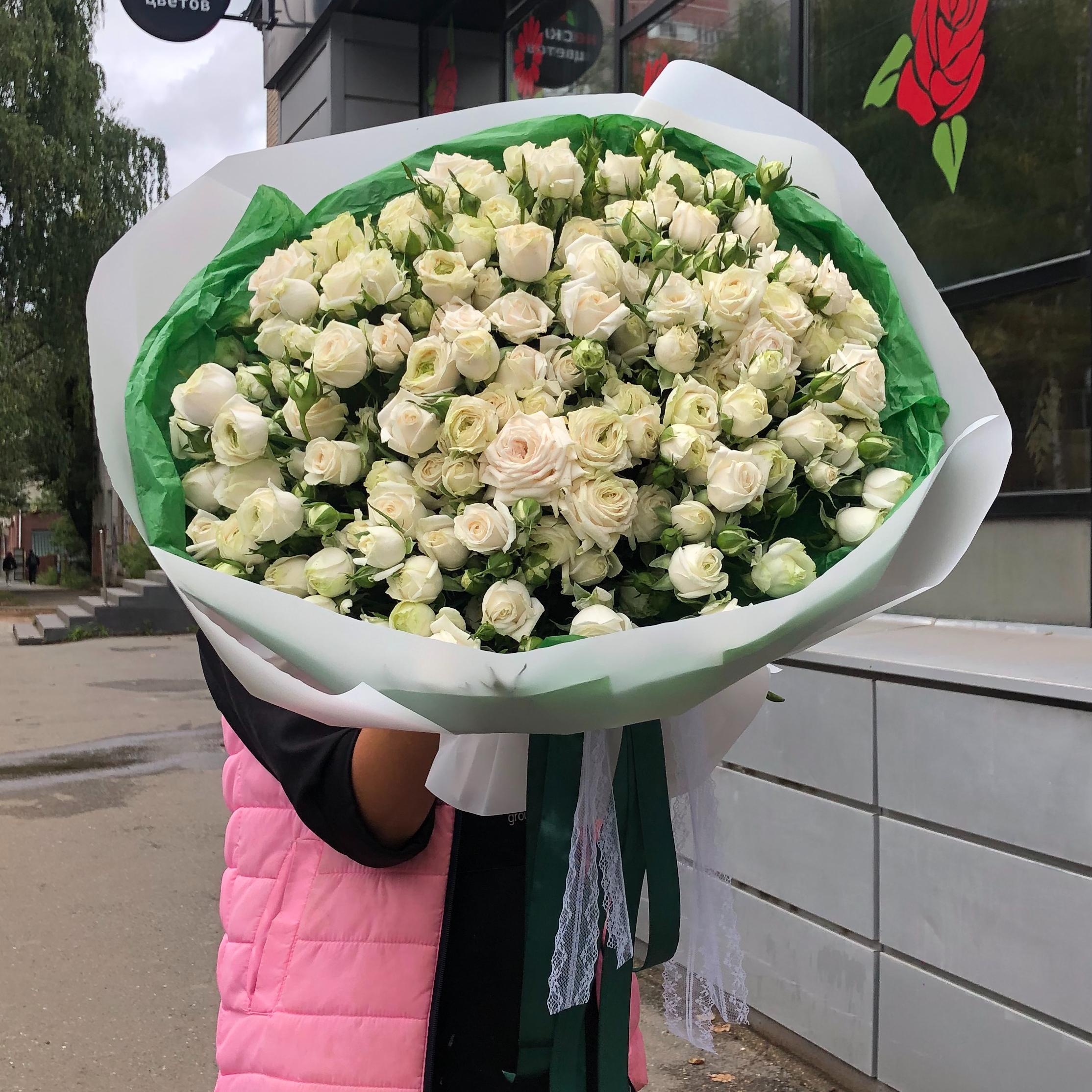 Букет "47 белых кустовых пионовидных роз 50 см"