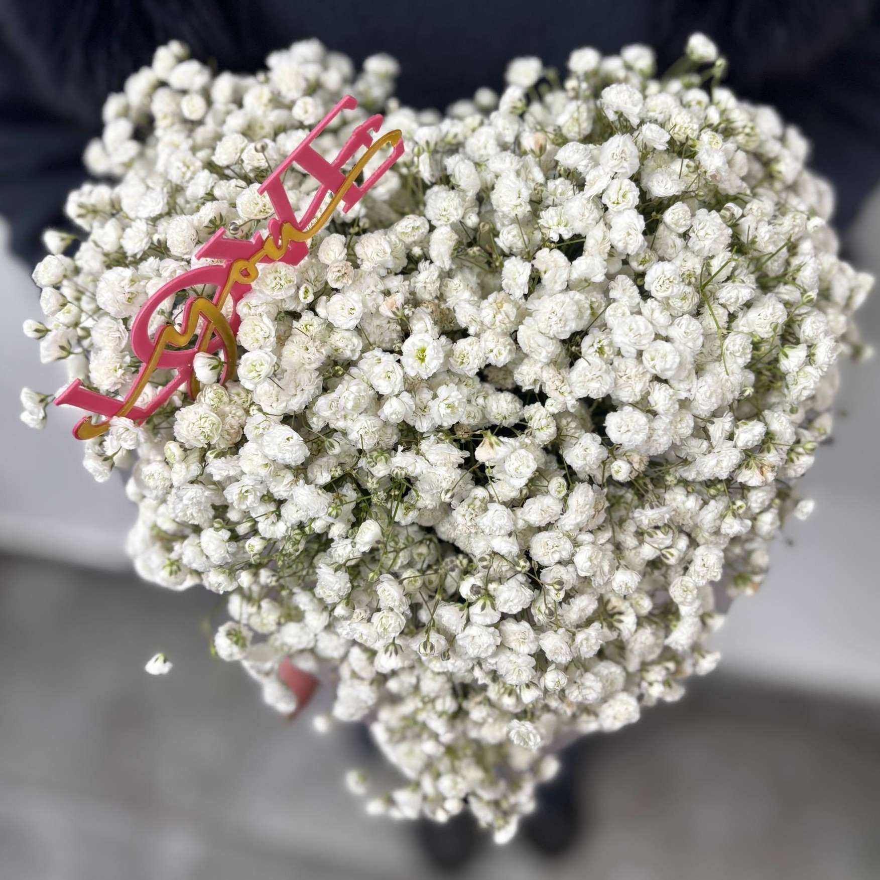 Композиция "Сердце из белой гипсофилы"