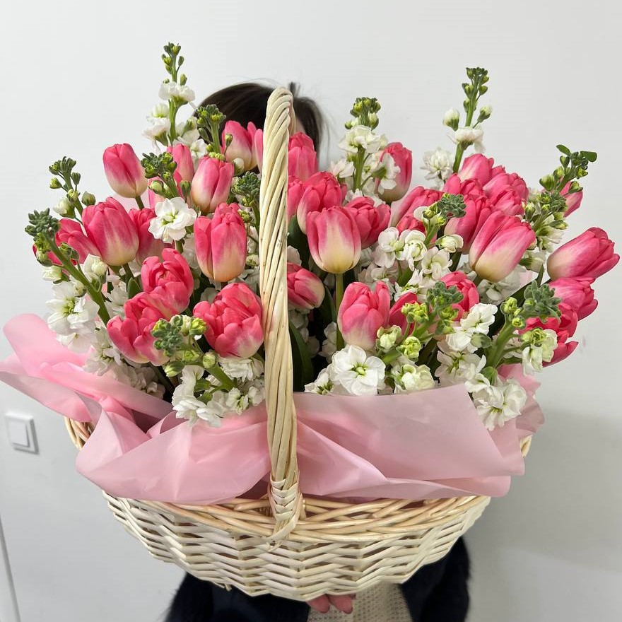 Корзина "Тюльпаны с маттиолой"